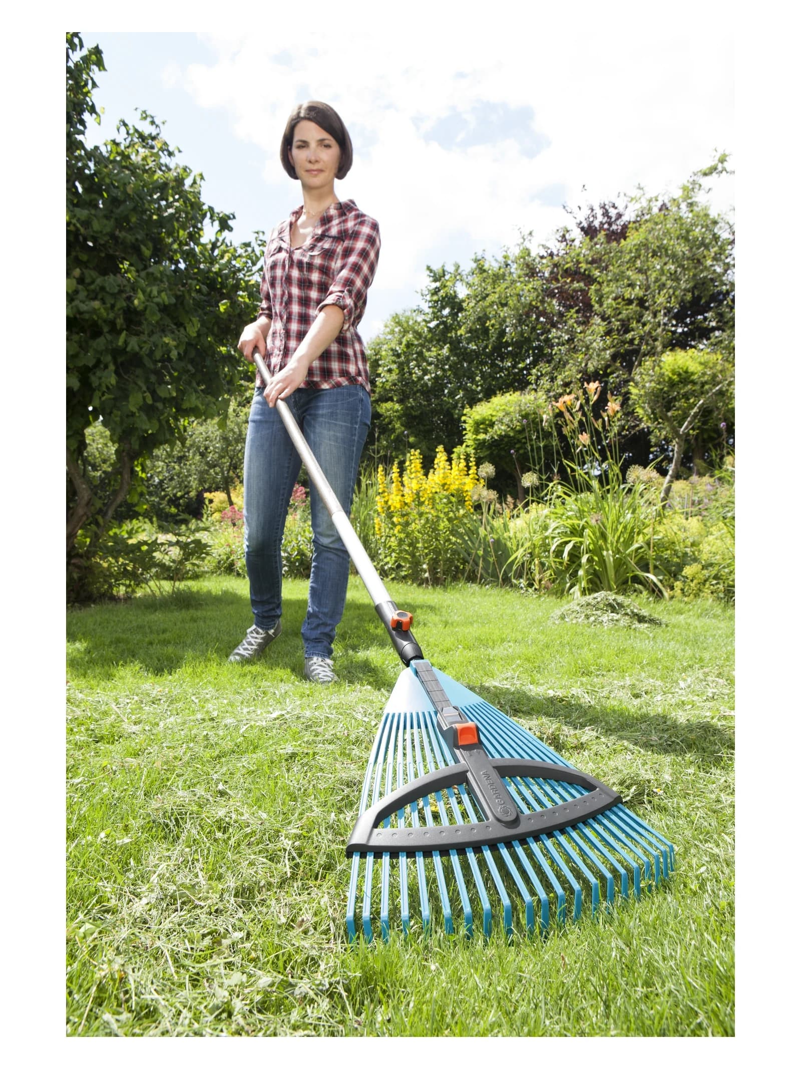 גירוף עלים בדשא עם המגרפה המתכווננת של GARDENA על ידית ארוכה