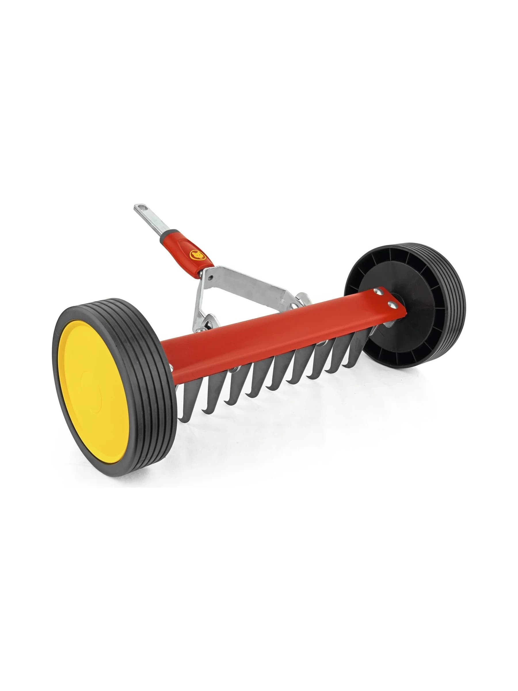 מדלל דשא Wolf-Garten UR-M3 מזווית, נראים הגלגלים והחיבור multi-star לידית, על רקע לבן - משתלות הדר נוי