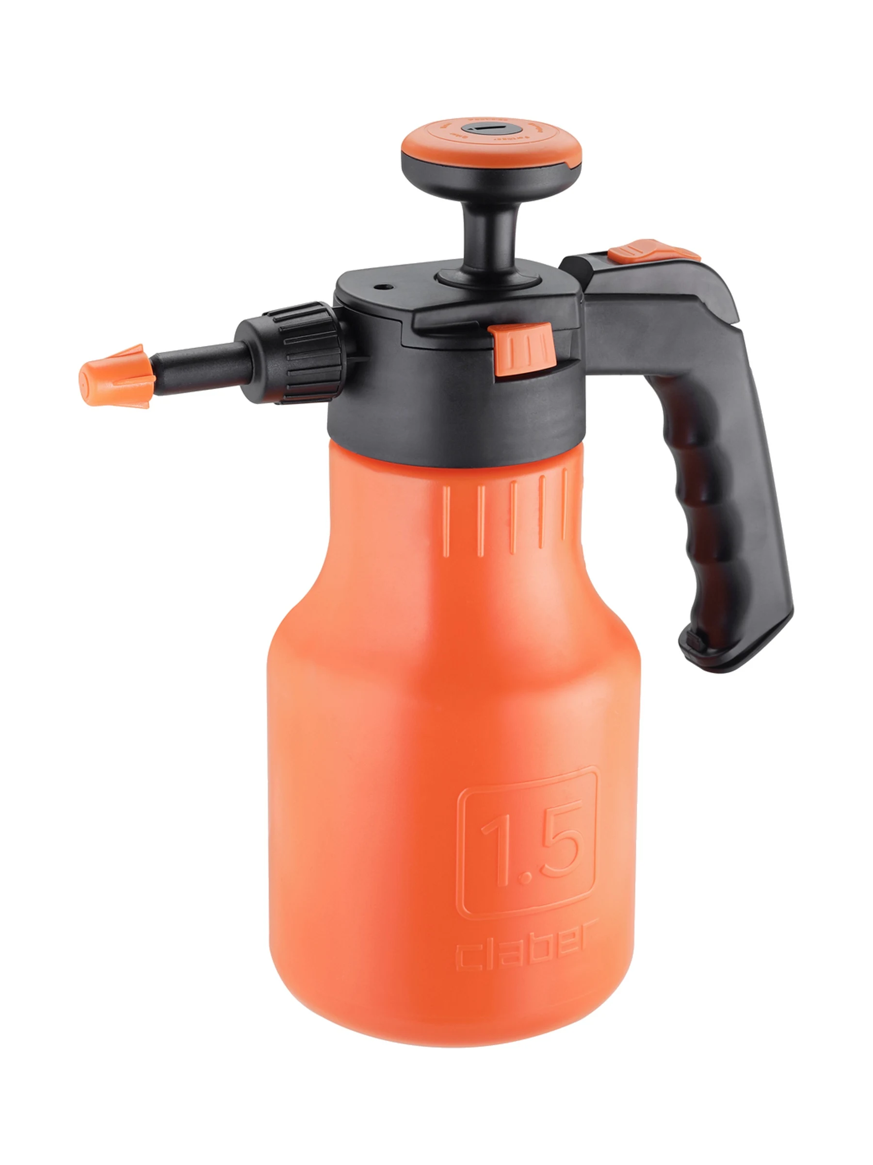 מרסס לחץ Claber 8080 בנפח 1.5 ליטר בגוף כתום עם ידית שאיבה שחורה ופיה מתכווננת, על רקע לבן - משתלות הדר נוי