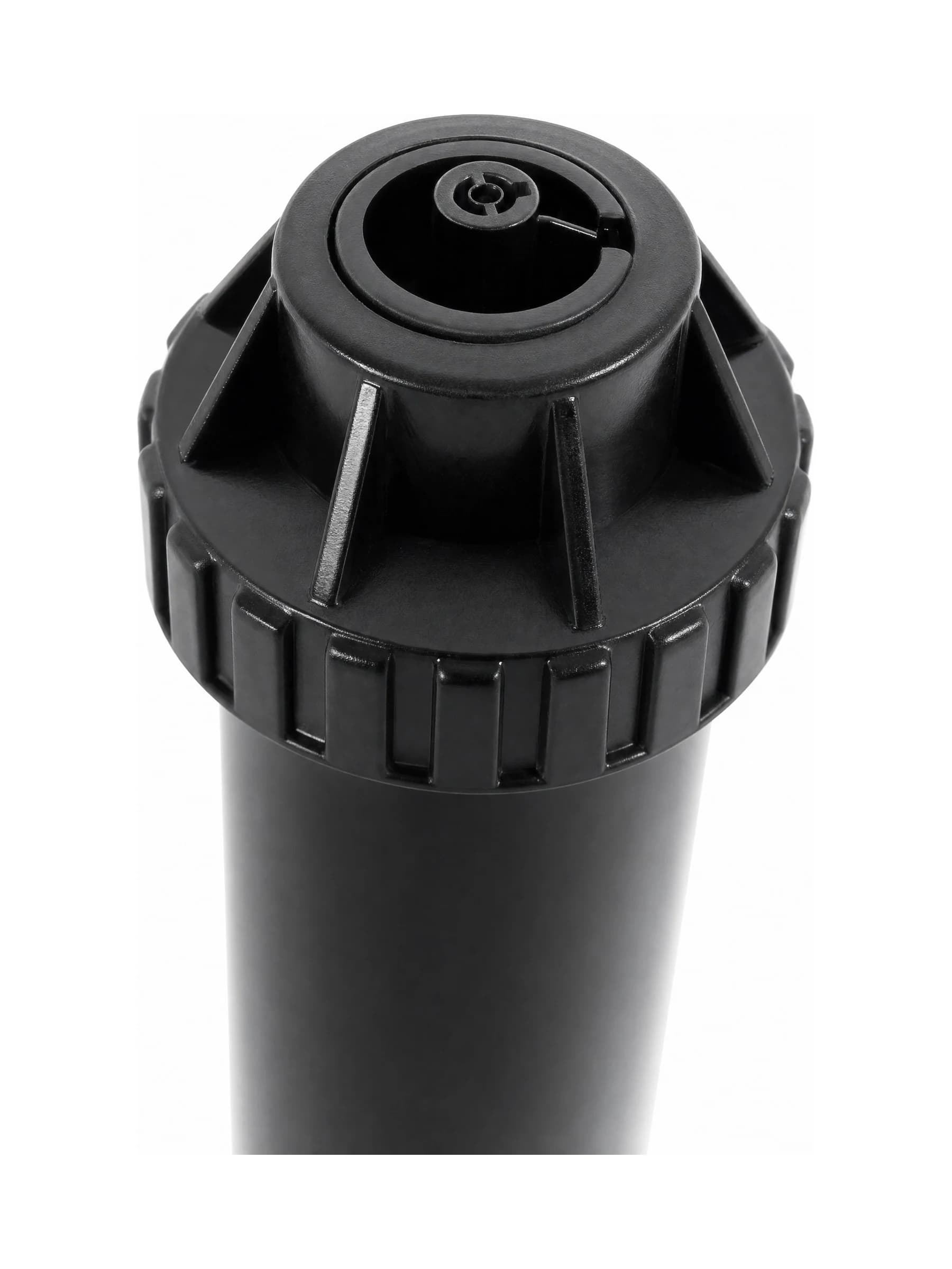 צילום מקרוב של ראש מתז הגיחה של Rain Bird: מכסה מחורץ ותושבת הפיה, בזווית מלמעלה - משתלות הדר נוי