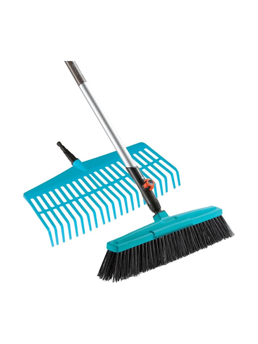 סט מגרפת דשא, מטאטא כביש ומוט עץ, GARDENA combisystem 3081: מגרפת הדשא ומטאטא הכביש עם המוט, צילום סטודיו