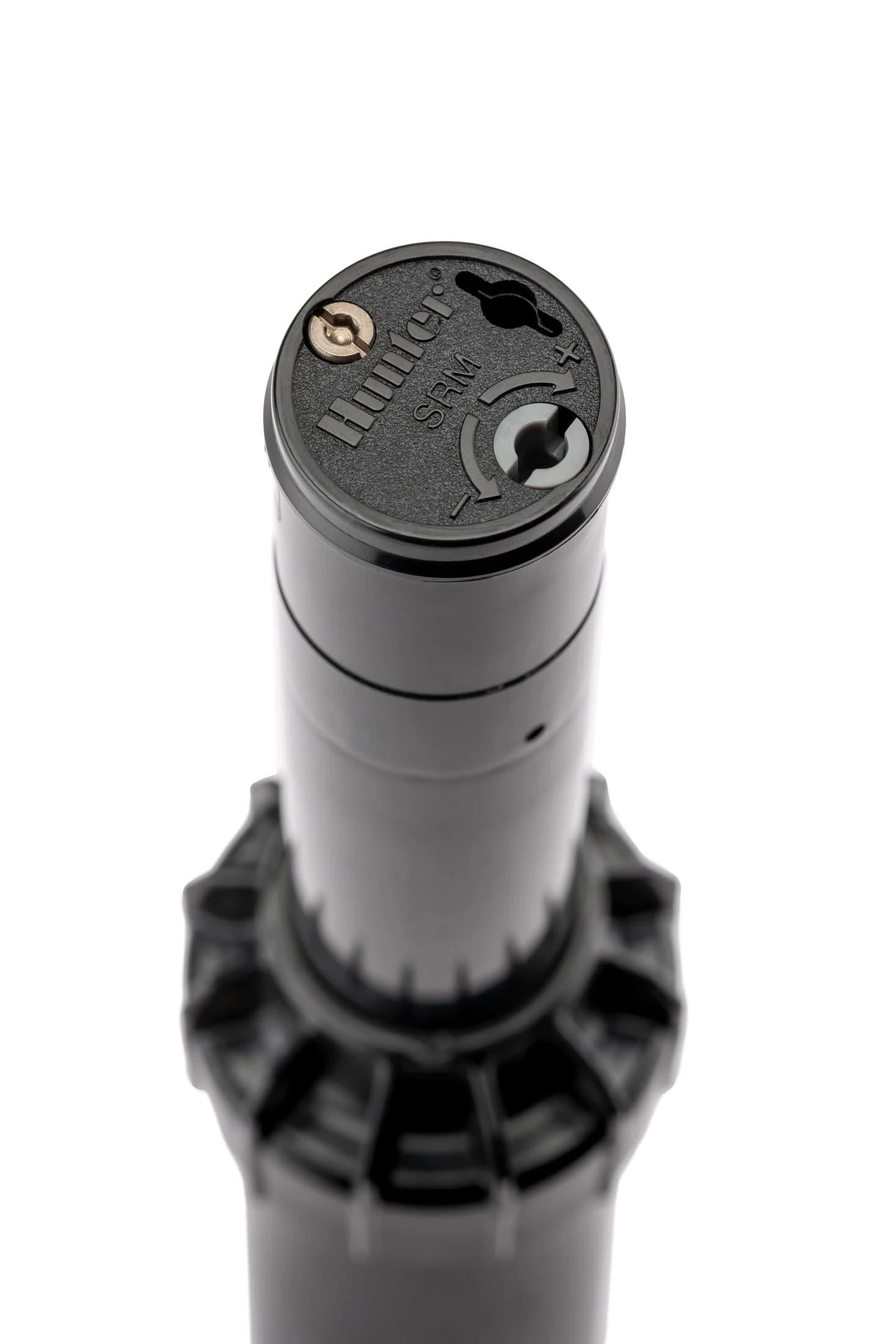צילום מקרוב של ראש ממטיר Hunter SRM עם בורג כוונון הקשת והפיה, מלמעלה - משתלות הדר נוי