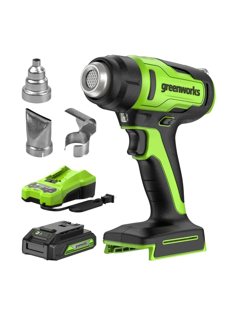 אקדח חום 24 וולט נטען עם סוללת 2 אמפר ומטען, Greenworks HGG301: אקדח החום עם שלוש הפיות משמאל, ומתחתן מטען ירוק וסוללה קומפקטית, על רקע לבן