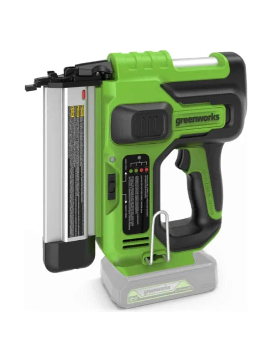 אקדח מסמרים 24 וולט נטען גוף בלבד, Greenworks GD24BN: אקדח המסמרים עם וו תלייה, הסוללה מסומנת באפור, על רקע לבן