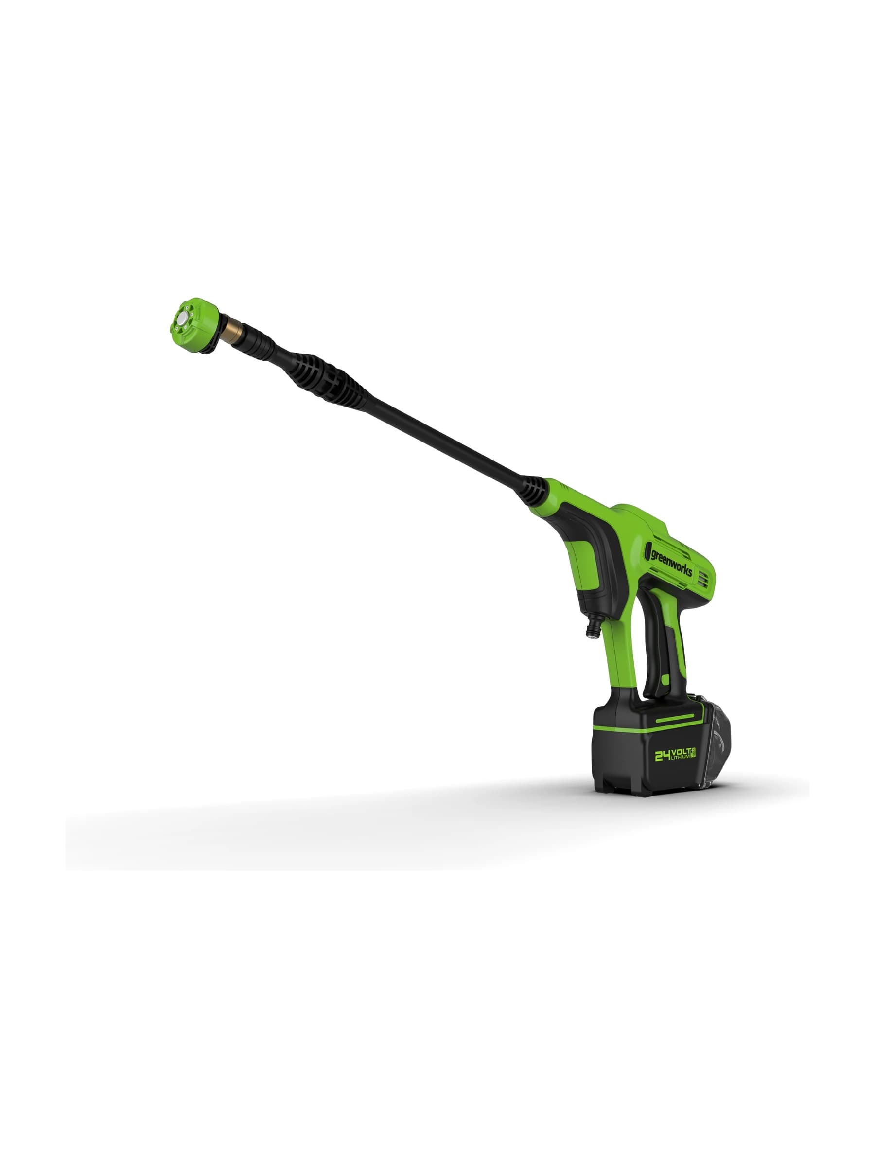 אקדח שטיפה 24 וולט נטען, Greenworks PC24B220CO: האקדח עם מוט ההתזה פונה שמאלה, עומד על סוללה מחוברת, על רקע לבן