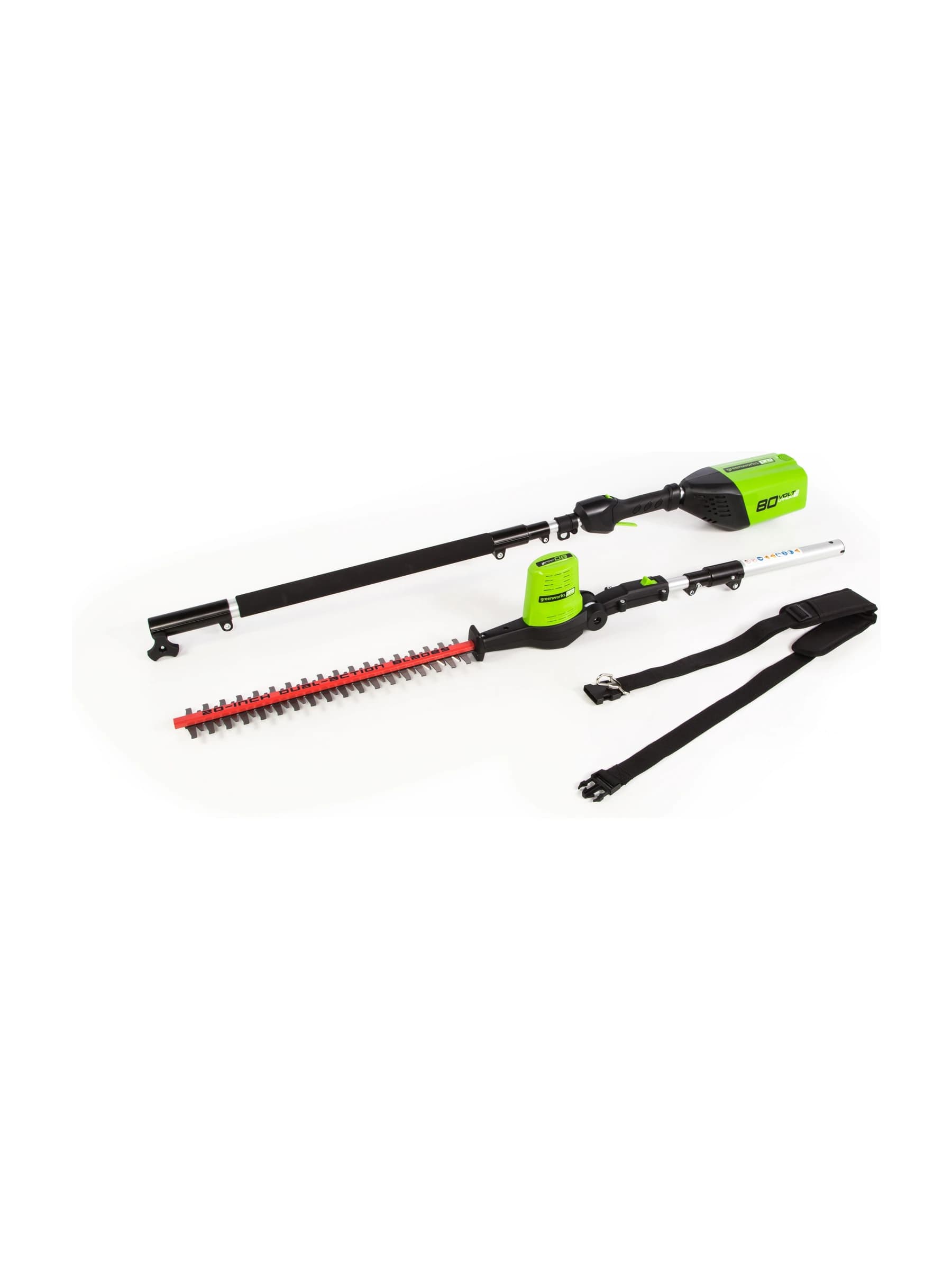 גוזם גדר חיה על מוט 51 ס״מ 80 וולט נטען, Greenworks 2203002: חלקי הכלי פרושים זה לצד זה, המוט, ראש הלהב ורצועת הנשיאה, צילום סטודיו על רקע לבן
