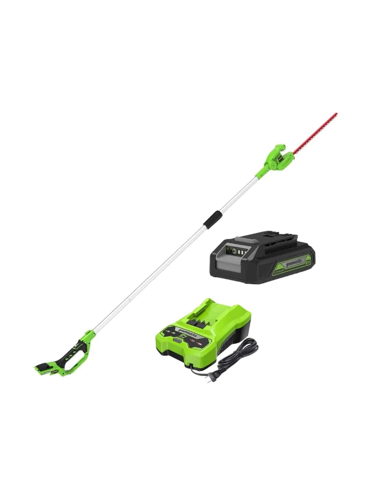 גוזם גדר חיה על מוט 51 ס״מ 24 וולט נטען, Greenworks G24PH51: הכלי באלכסון עם סוללת 2 אמפר ומטען לצידו, על רקע לבן
