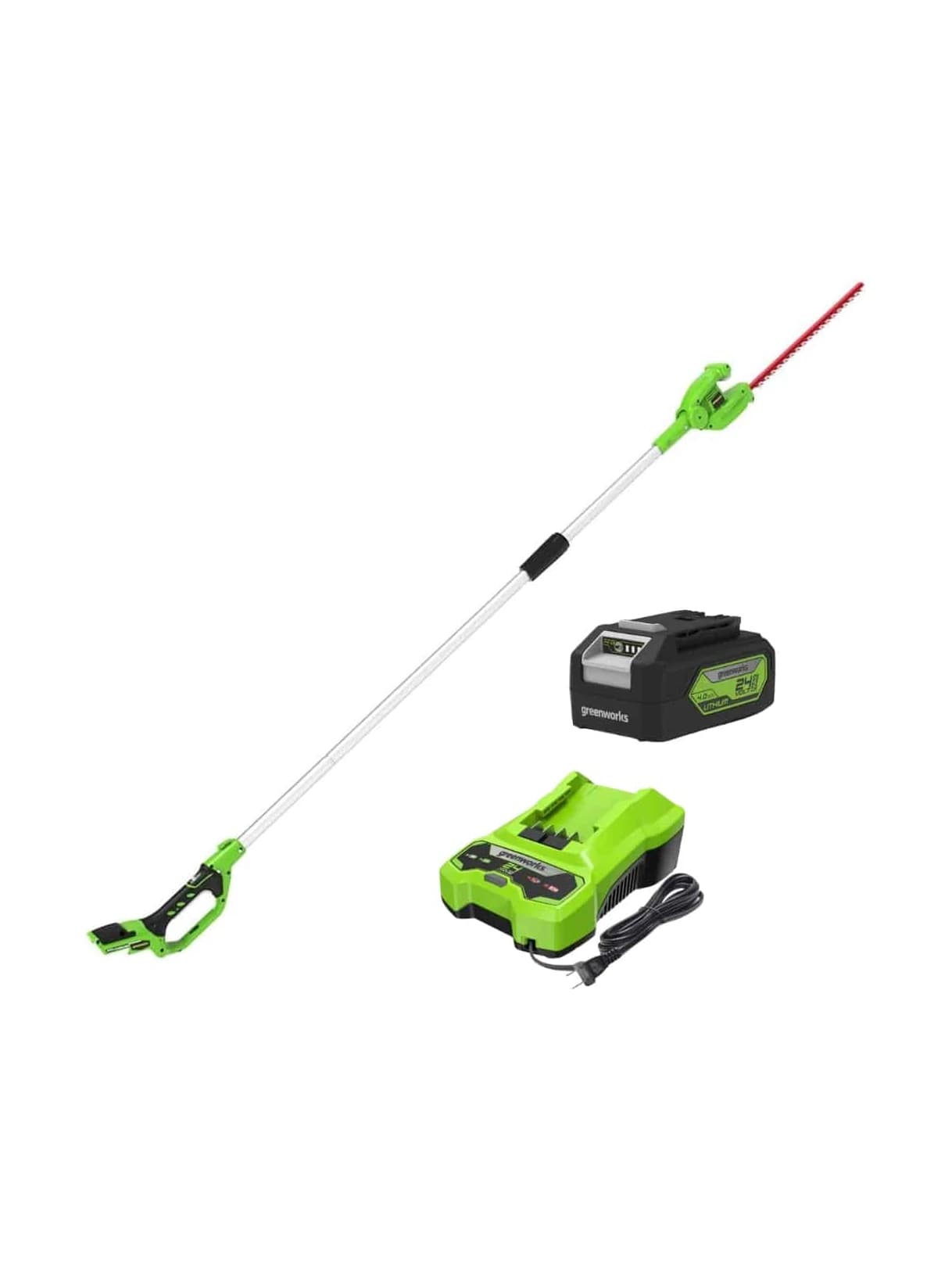 גוזם גדר חיה על מוט 51 ס״מ 24 וולט נטען, Greenworks G24PH51: הכלי באלכסון עם סוללת 4 אמפר ומטען לצידו, על רקע לבן