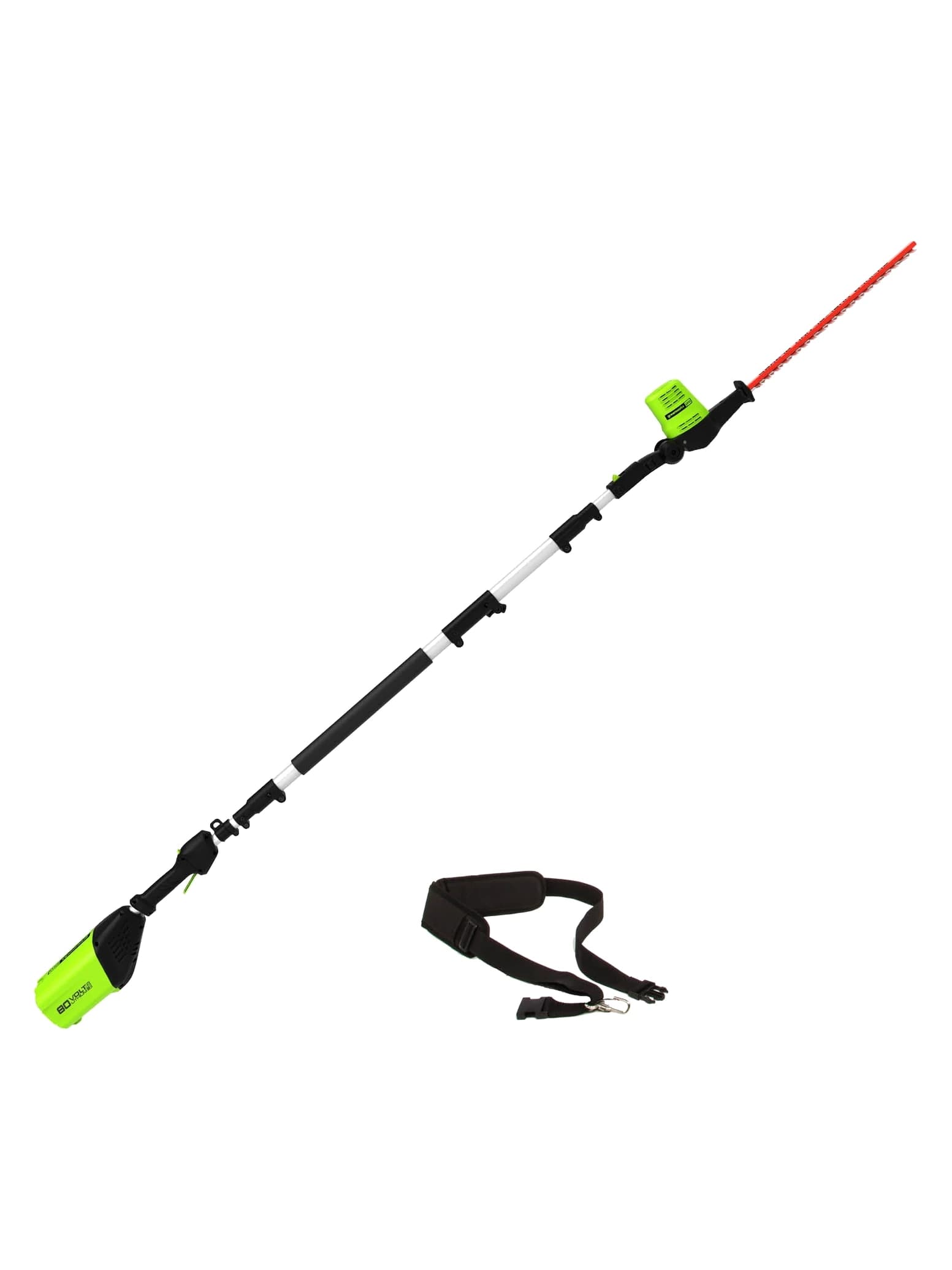 גוזם גדר חיה על מוט 51 ס״מ 80 וולט נטען, Greenworks PH80B00: הכלי במלוא אורכו באלכסון עם רצועת הכתף, גוף בלבד, על רקע לבן