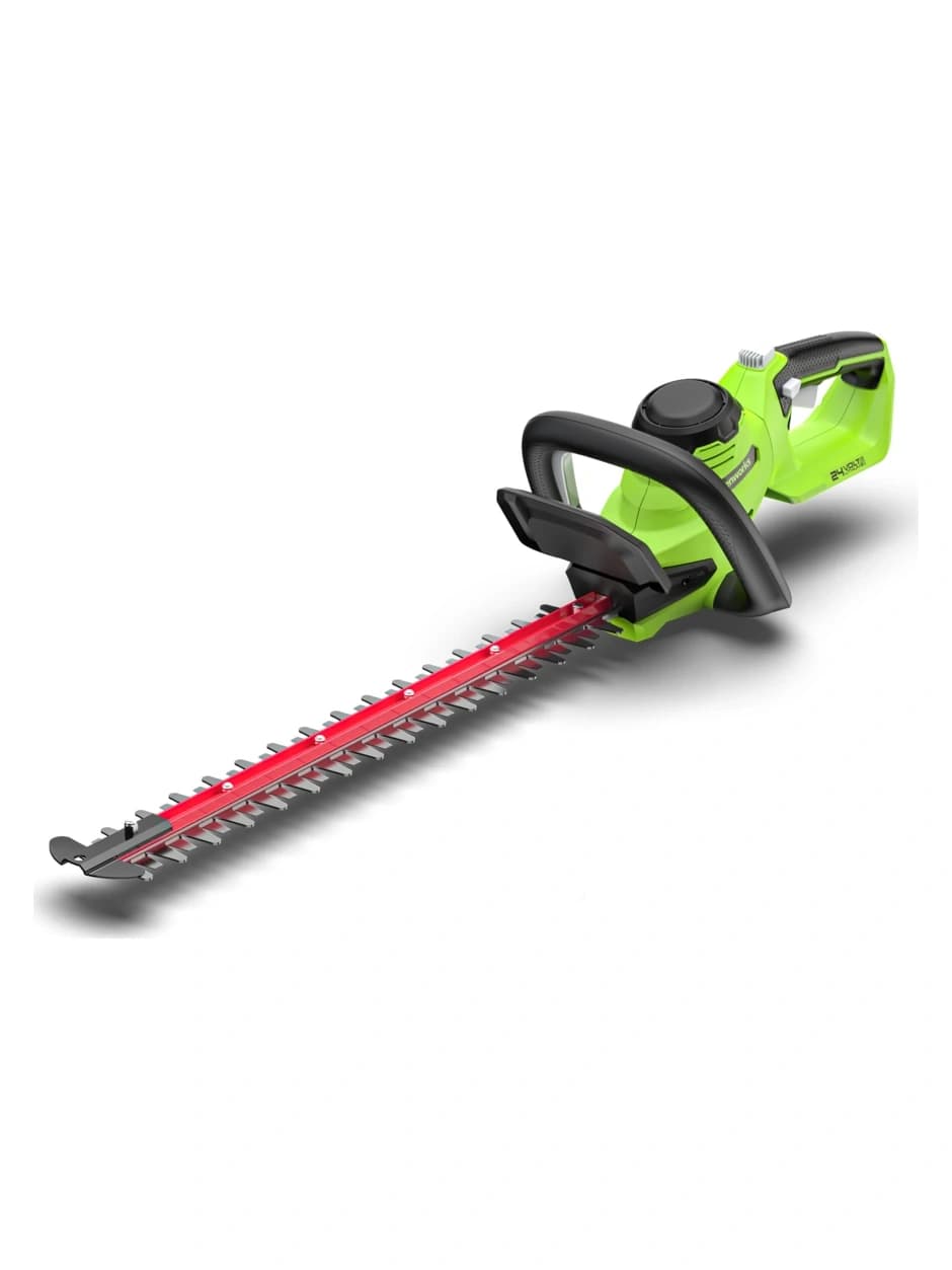 גוזם גדר חיה 56 ס״מ 24 וולט נטען, Greenworks HTG302: גוף בלבד, הגוזם באלכסון עם הלהב האדום פונה שמאלה ולמטה, על רקע לבן