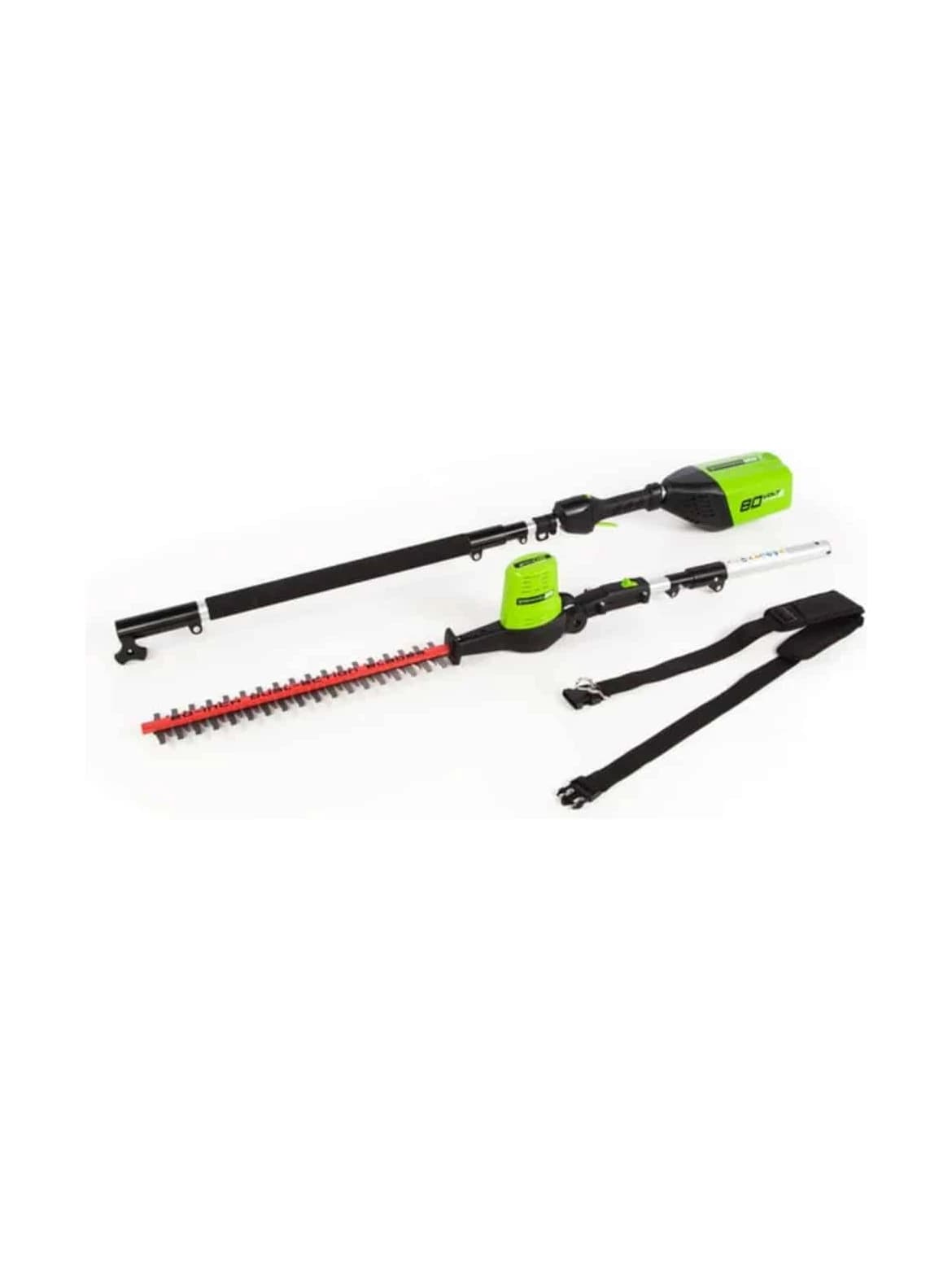 גוזם גדר חיה על מוט 51 ס״מ 80 וולט נטען, Greenworks 2203002: הכלי מפורק לחלקיו: קטעי המוט, ראש הגיזום עם הלהב ורצועת הכתף, על רקע לבן