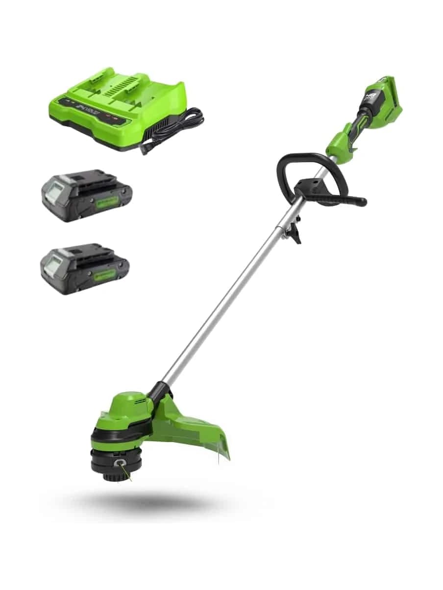 חרמש 33 ס״מ 48 וולט נטען, Greenworks GD24X2LT: החרמש עם שתי סוללות 5 אמפר ומטען כפול לצידו, על רקע לבן