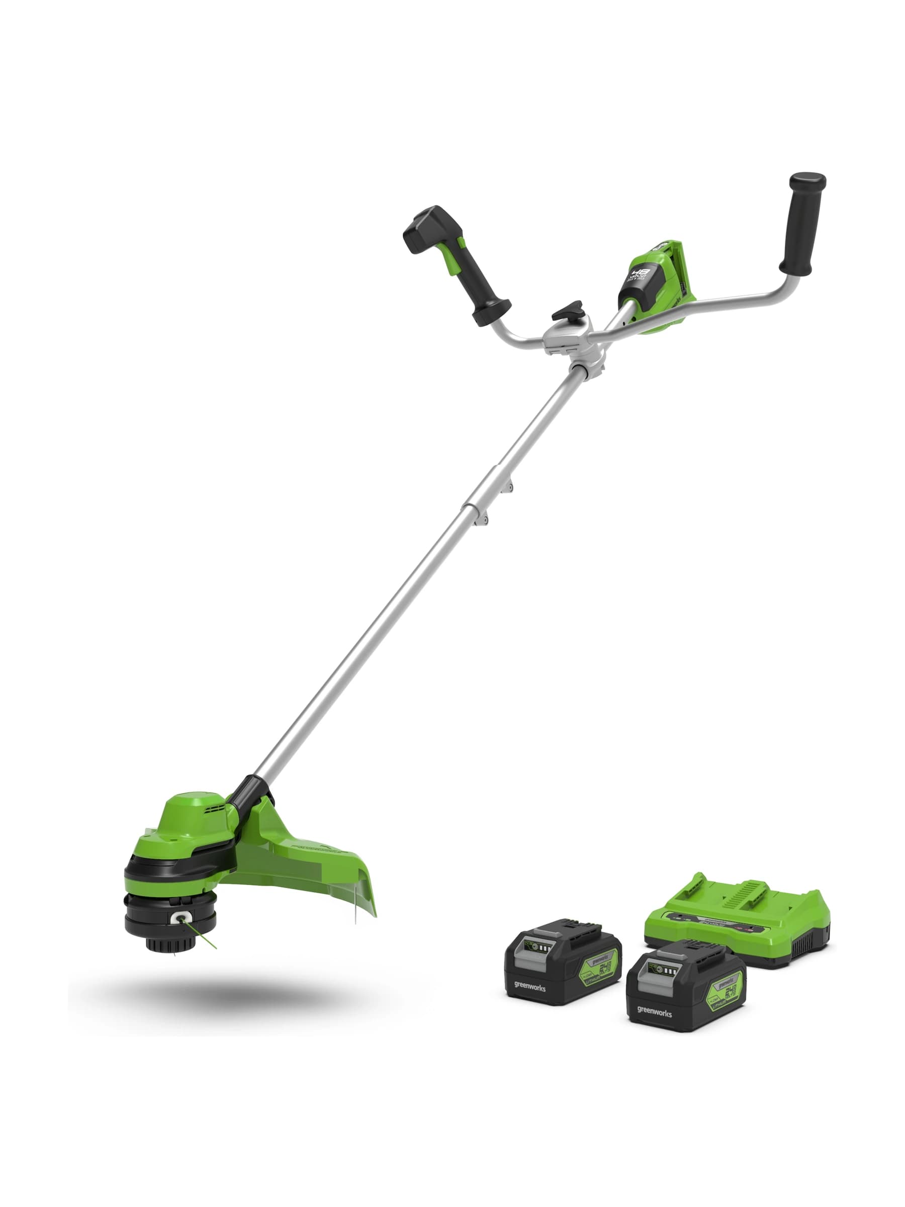 חרמש 48 וולט נטען, Greenworks GD24X2BCB: החרמש עם שתי סוללות 4 אמפר ומטען כפול בתחתית, על רקע לבן