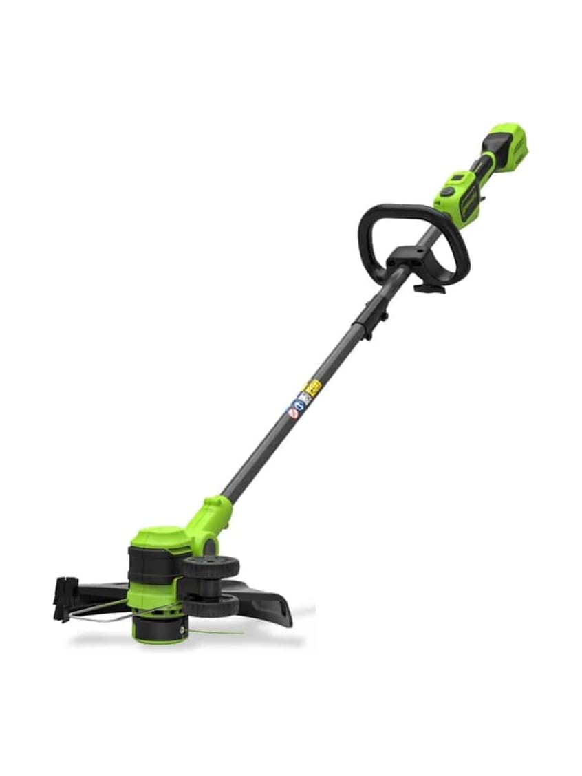 חרמש נטען, Greenworks ST24L02-01: החרמש במלוא אורכו באלכסון, ראש החיתוך עם מגן למטה וידית לולאה למעלה, על רקע לבן