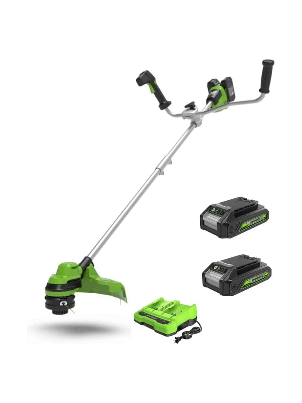 חרמש 48 וולט נטען, Greenworks GD24X2BCB: החרמש עם שתי סוללות 2 אמפר ומטען לצידו, על רקע לבן