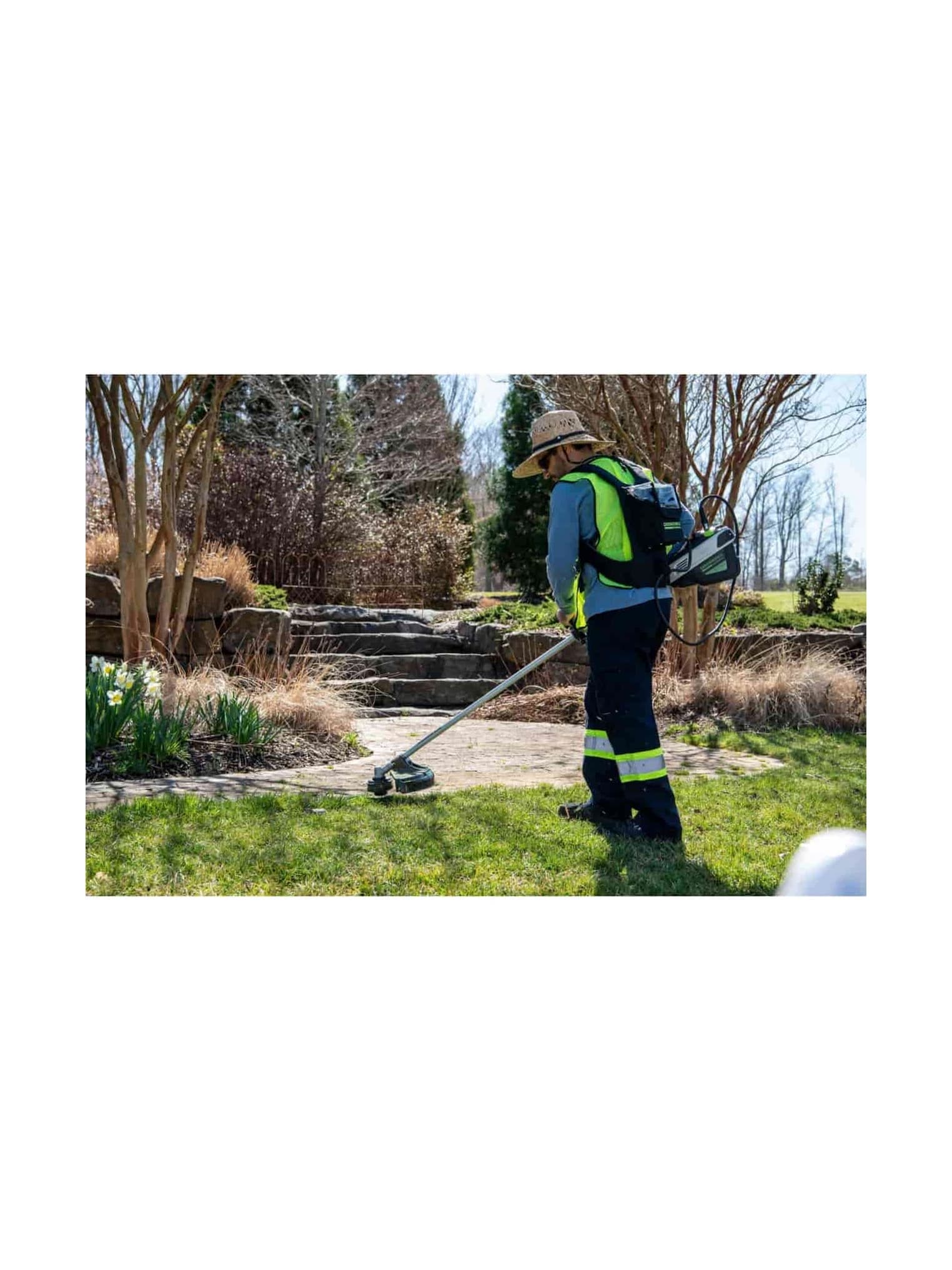 חרמש 41 ס״מ (16 אינץ׳) 80 וולט נטען, Greenworks STB460: חיתוך שולי שביל אבן בגינה, עם הסוללה ברתמה על הגב