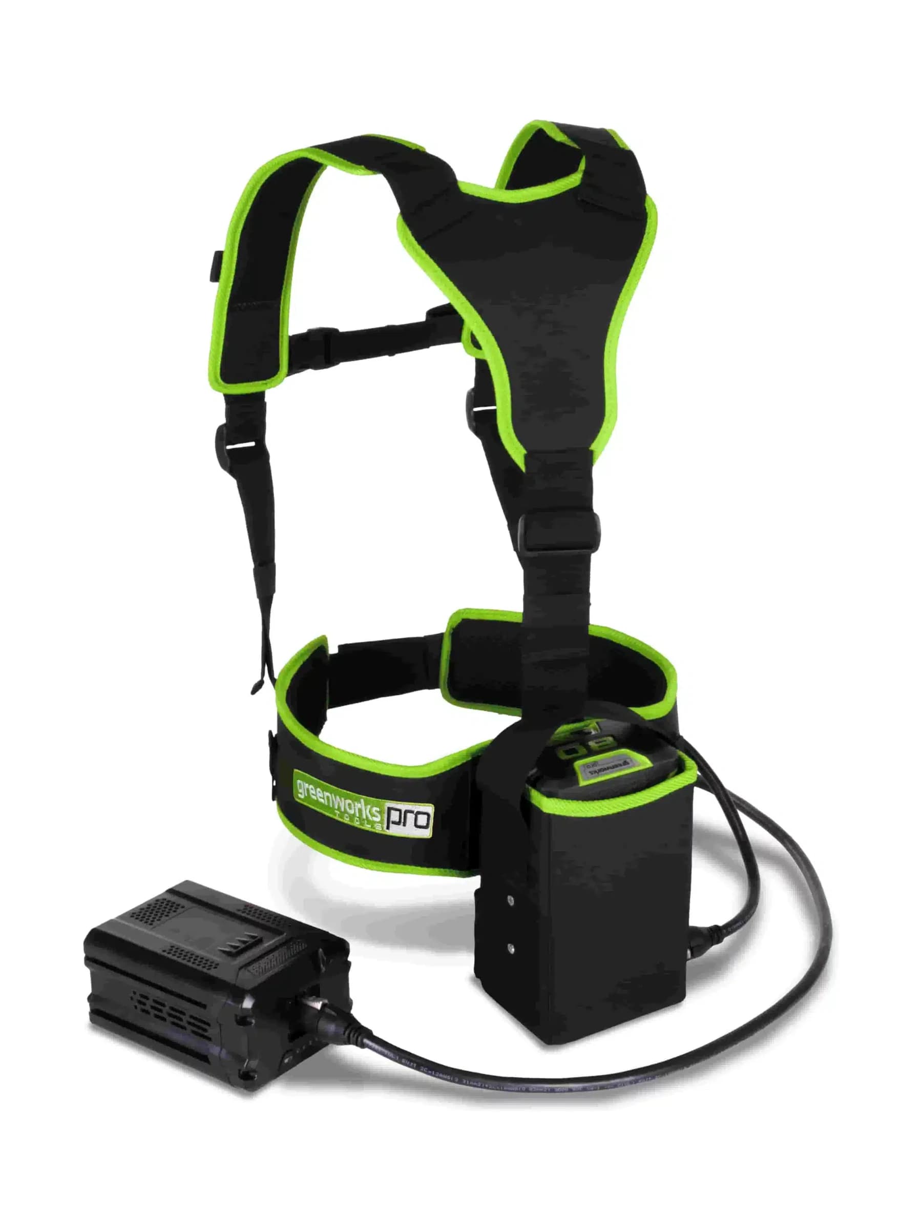 חרמש 41 ס״מ (16 אינץ׳) 80 וולט נטען, Greenworks STB460: רתמת הנשיאה לסוללה שבערכה, עם הכבל ומתאם הסוללה, על רקע לבן