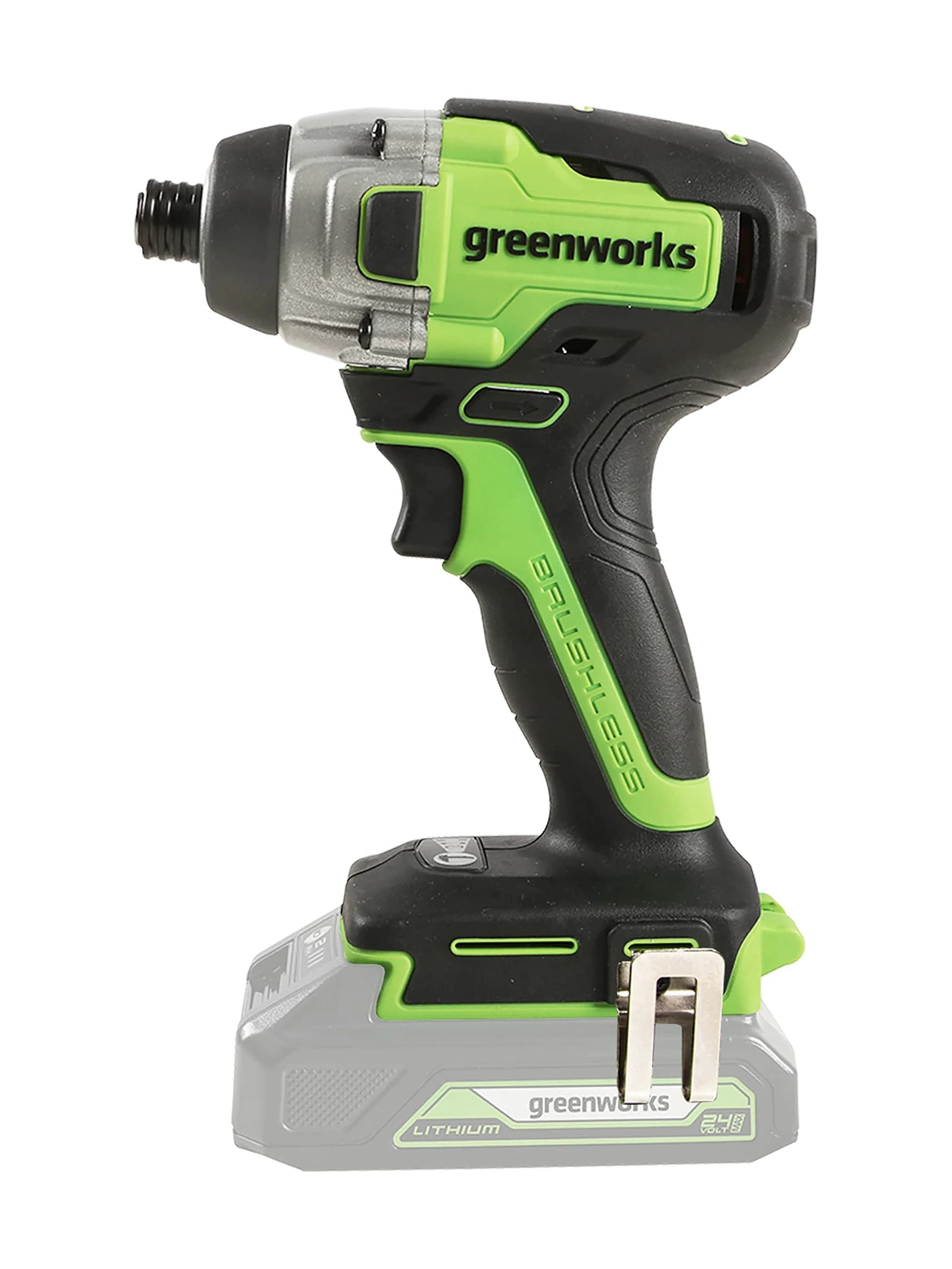 מברגת אימפקט 24 וולט נטענת, Greenworks GD24ID3: המברגה במבט אלכסוני מלפנים עם קליפס לחגורה, גוף בלבד, הסוללה מסומנת בשקיפות, על רקע לבן