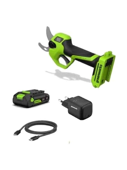 מזמרה 24 וולט נטענת, Greenworks LP1212: המזמרה עם סוללת 2 אמפר, מטען קיר USB-C וכבל, על רקע לבן