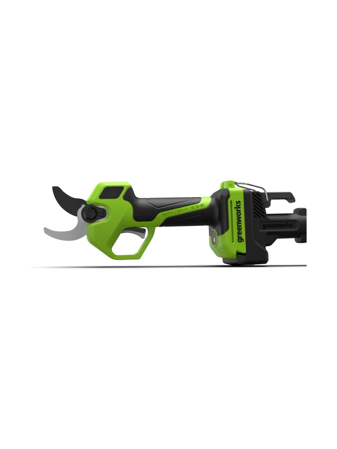 מזמרה 24 וולט נטענת, Greenworks LP1212: המזמרה במבט צד כשהיא מורכבת בראש מוט ההארכה, על רקע לבן