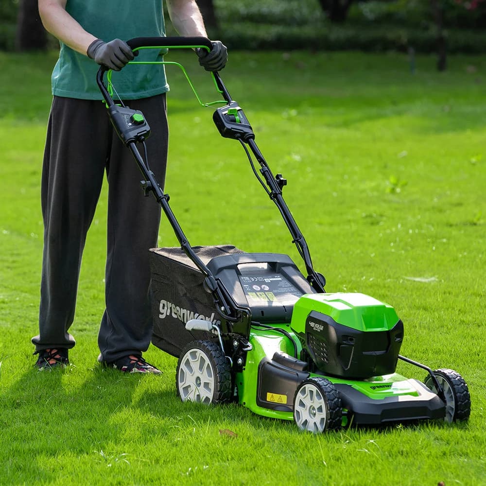 מכסחת דשא 46 ס״מ 48 וולט נטענת נסיעה עצמית, Greenworks GD24X2LM46SP: המכסחת בעבודה על הדשא, מבט קרוב מלפנים ומהצד