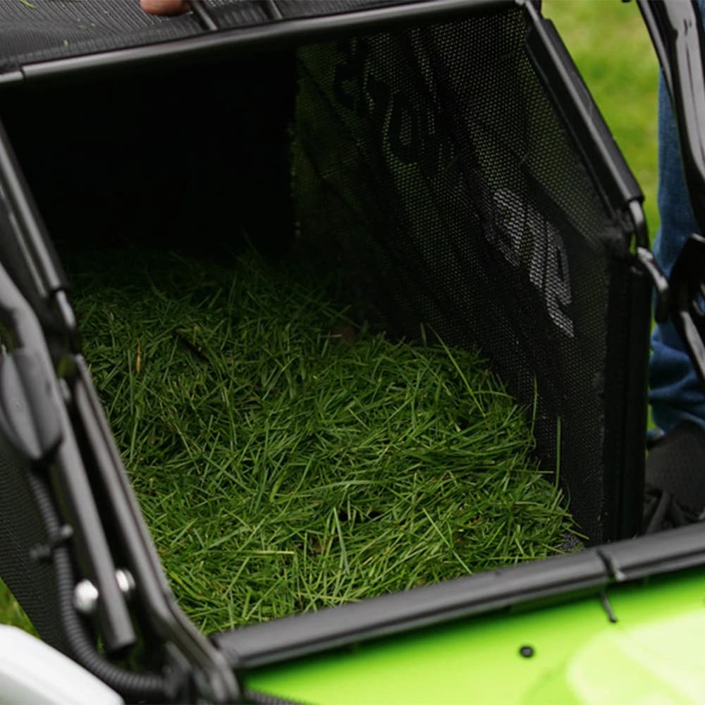 מכסחת דשא 46 ס״מ 48 וולט נטענת נסיעה עצמית, Greenworks GD24X2LM46SP: תקריב של שק האיסוף פתוח ומלא בדשא קצוץ