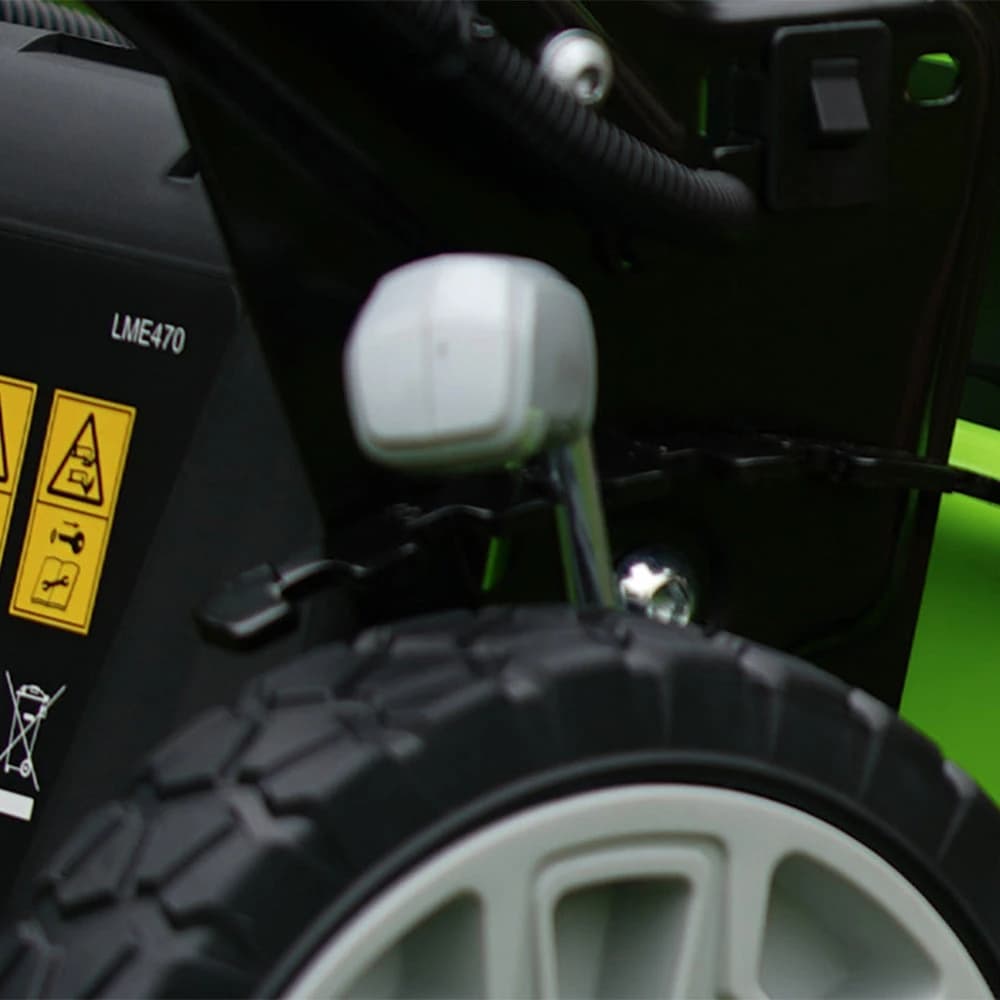 מכסחת דשא 46 ס״מ 48 וולט נטענת נסיעה עצמית, Greenworks GD24X2LM46SP: תקריב של ידית כוונון הגובה ומדבקת הדגם LME470 מעל הגלגל