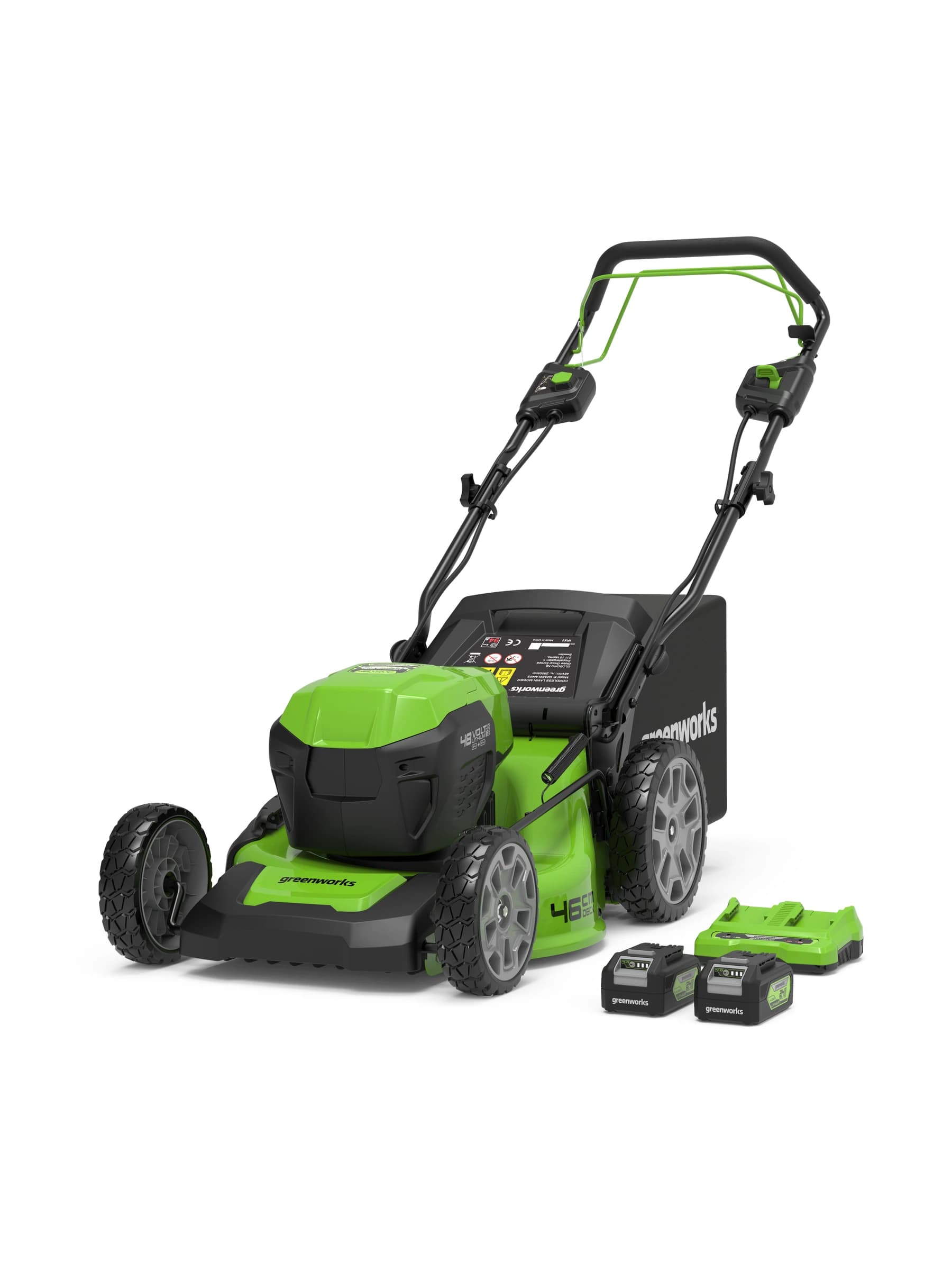 מכסחת דשא 46 ס״מ 48 וולט נטענת נסיעה עצמית, Greenworks GD24X2LM46SP: המכסחת עם שתי סוללות 4 אמפר ומטען כפול לצידה, על רקע לבן