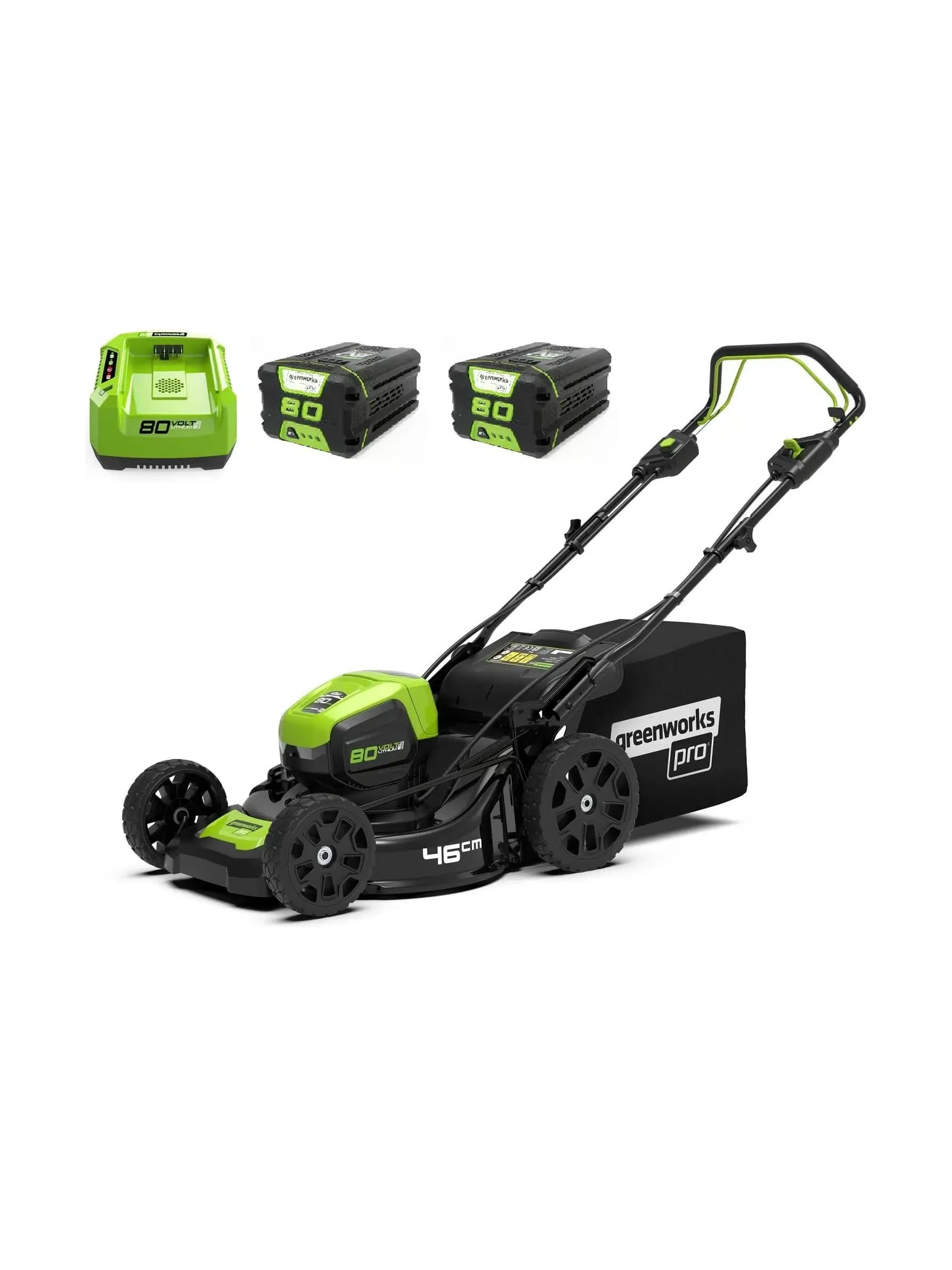 מכסחת דשא 46 ס״מ 80 וולט נטענת נסיעה עצמית, Greenworks GD80LM46SP: המכסחת עם שתי סוללות 2 אמפר ומטען מעליה, על רקע לבן