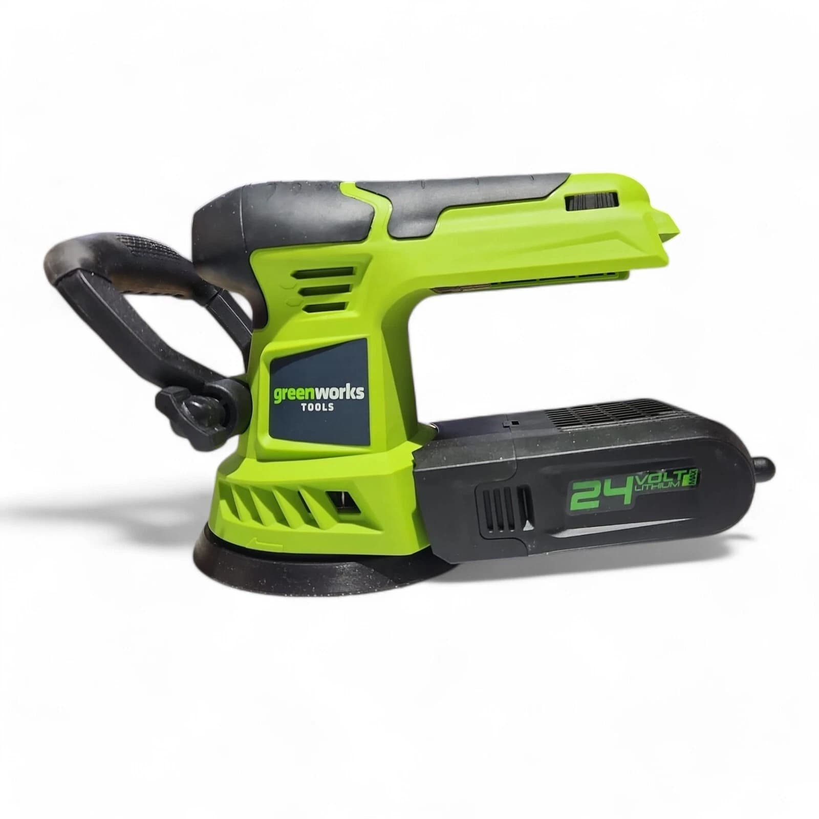 מלטשת אקצנטרית 12.5 ס״מ 24 וולט נטענת, Greenworks G24ROS: המלטשת במבט מהצד עם ידית העזר הקדמית, סוללה מחוברת מאחור, על רקע לבן