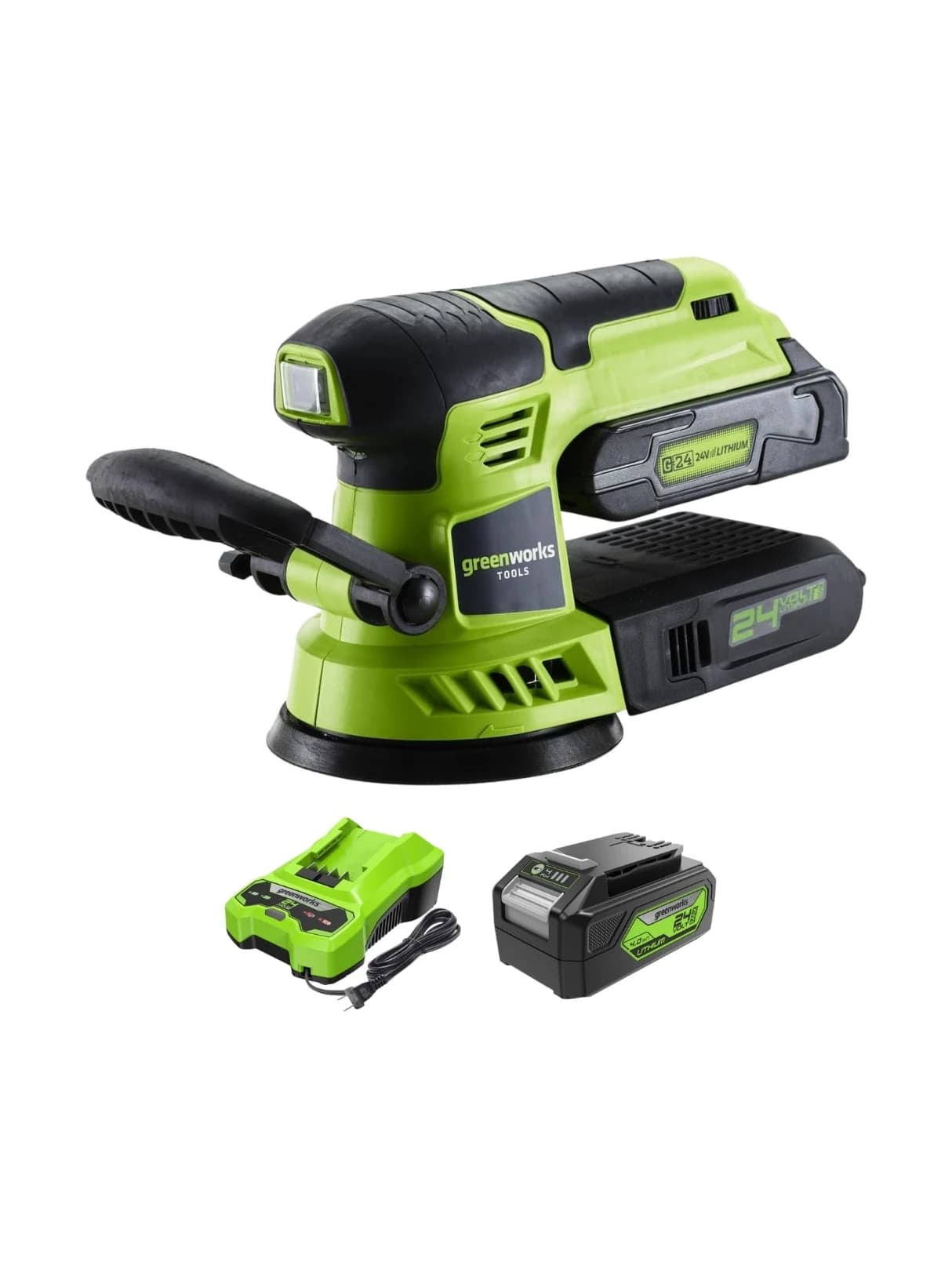 מלטשת אקצנטרית 12.5 ס״מ 24 וולט נטענת, Greenworks G24ROS: המלטשת עם סוללה מחוברת, ומתחתיה מטען וסוללת 4 אמפר, על רקע לבן