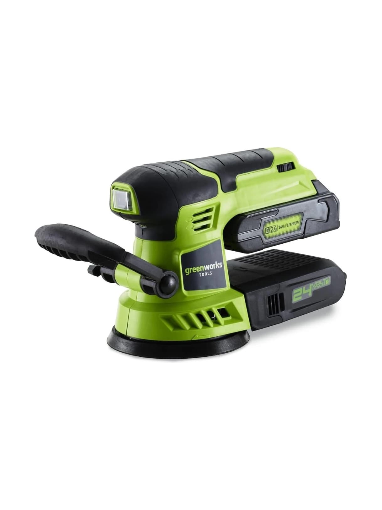 מלטשת אקצנטרית 12.5 ס״מ 24 וולט נטענת, Greenworks G24ROS: המלטשת במבט אלכסוני מלפנים עם סוללה מחוברת, רואים את משטח הליטוש העגול, על רקע לבן