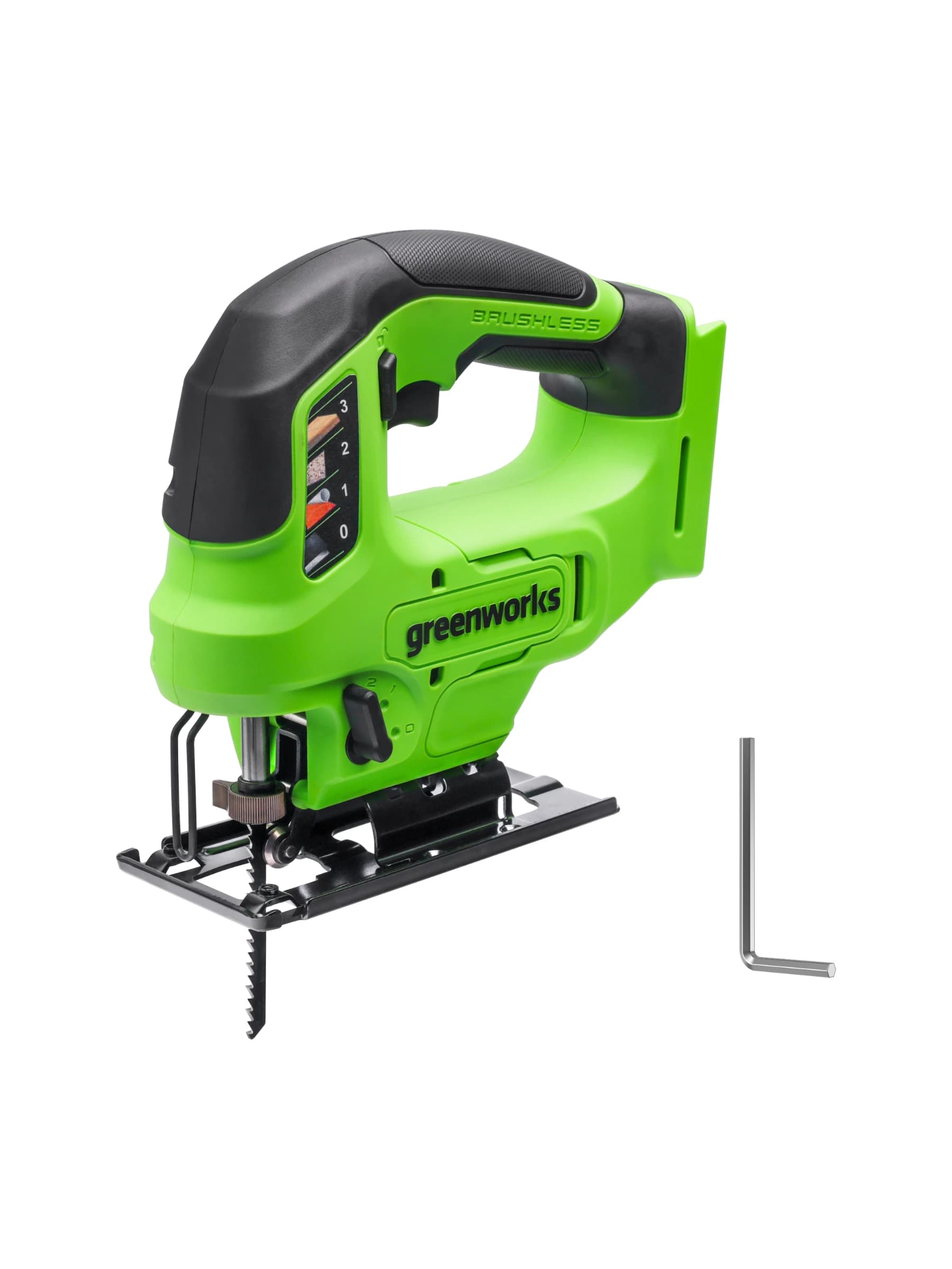 מסור אנכי 24 וולט נטען דור 2, Greenworks JS24B340: המסור במבט אלכסוני עם מפתח אלן לצידו, גוף בלבד, על רקע לבן