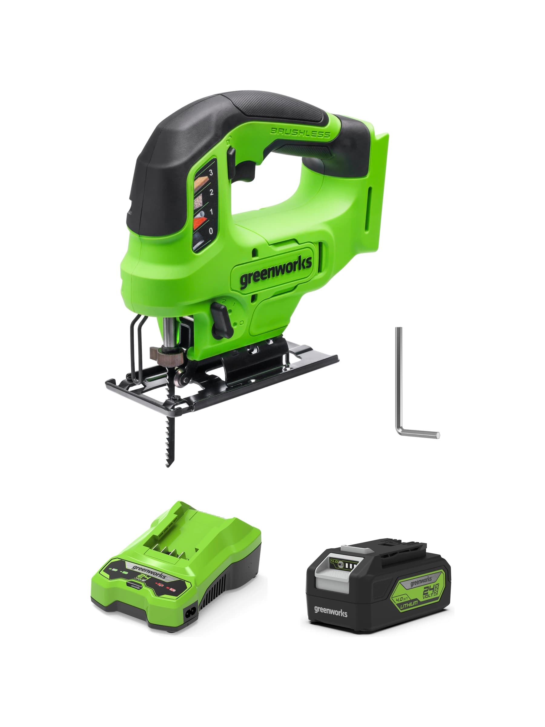 מסור אנכי 24 וולט נטען דור 2, Greenworks JS24B340: המסור עם מפתח אלן, סוללת 4 אמפר ומטען מתחתיו, על רקע לבן