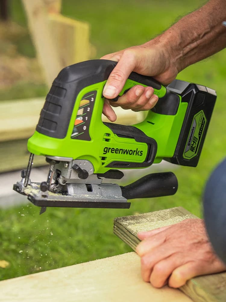 מסור אנכי 24 וולט נטען, Greenworks GD24JS: ניסור לוח עץ בחצר, מבט מהצד