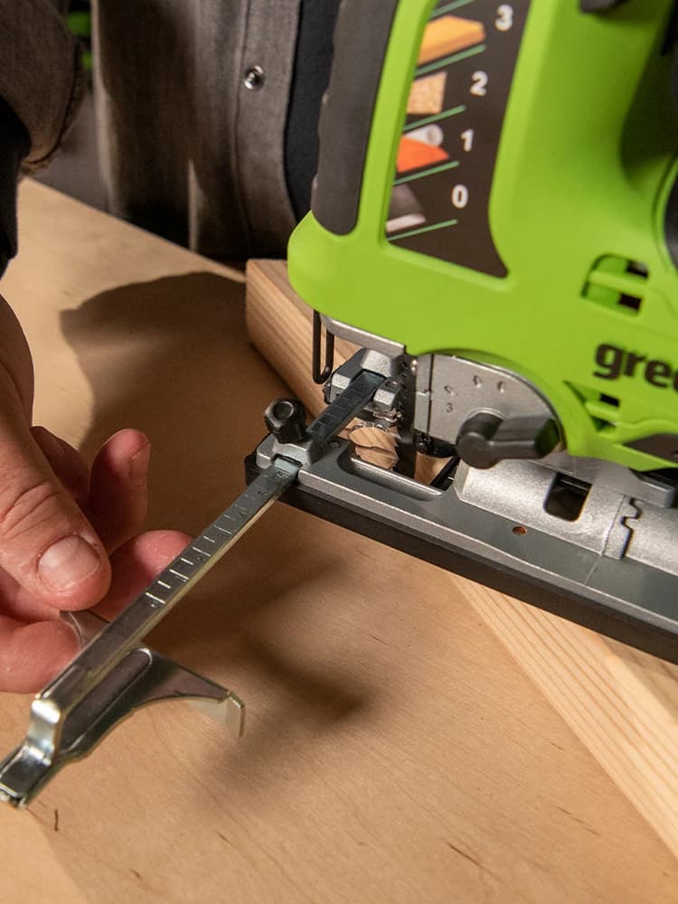 מסור אנכי 24 וולט נטען, Greenworks GD24JS: תקריב של הרכבת המוביל המקביל על בסיס המסור