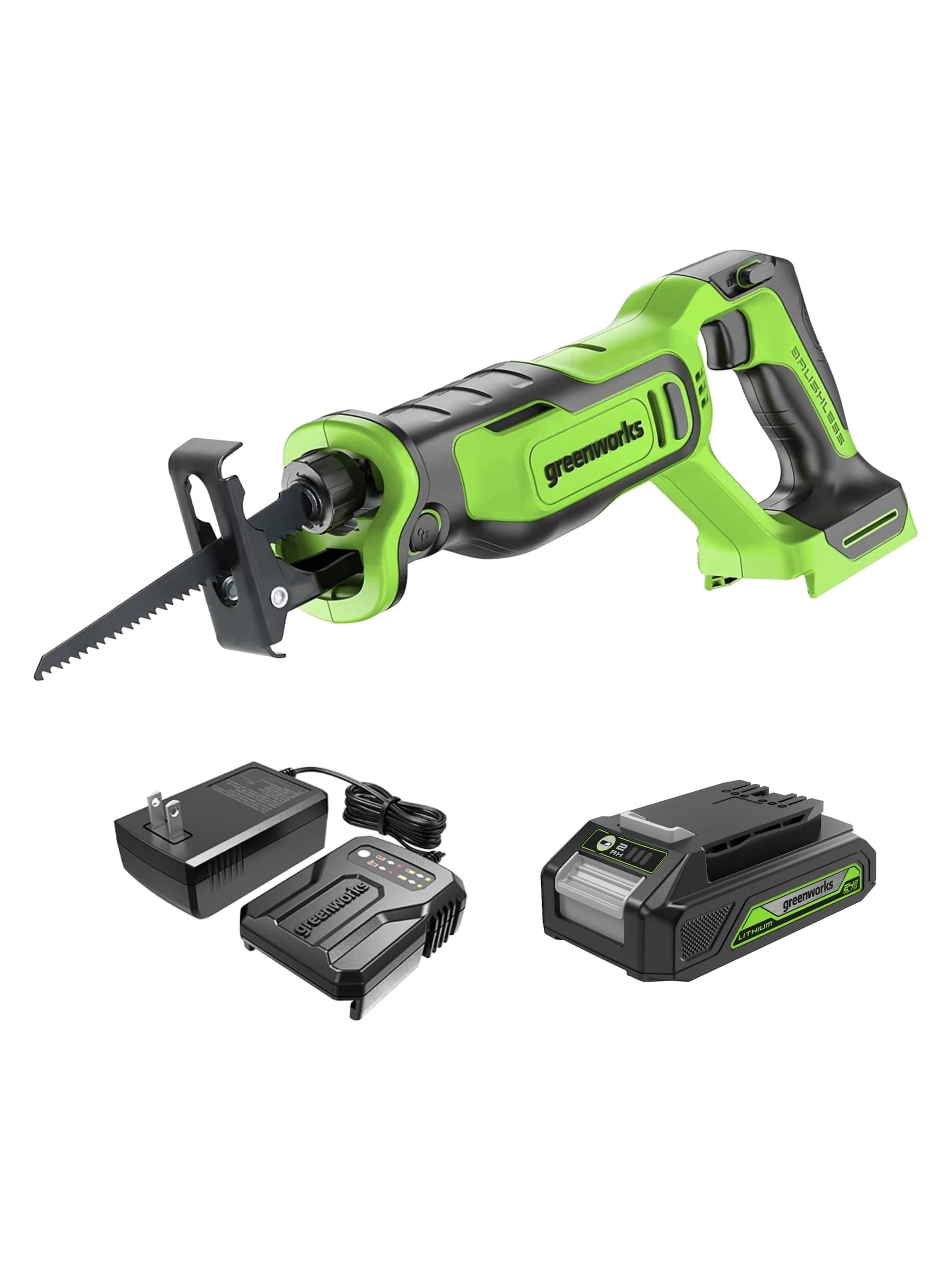 מסור חרב 15 ס״מ 24 וולט נטען, Greenworks PA238K: המסור מהצד עם סוללת 2 אמפר ומטען מתחתיו, על רקע לבן