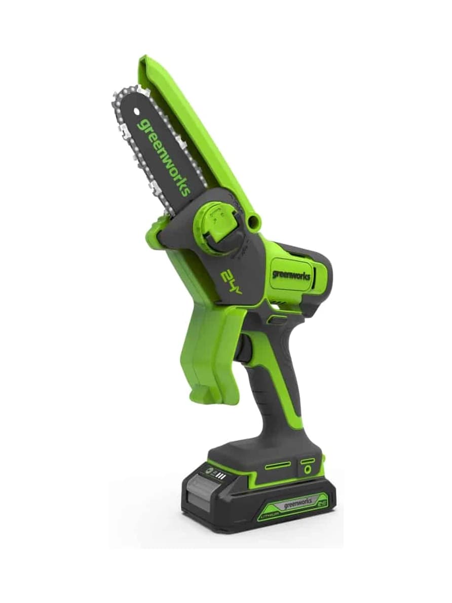 מסור שרשרת מיני 10 ס״מ 24 וולט נטען, Greenworks G24MCS10: המסור עם סוללת 4 אמפר מחוברת, הלהב פונה למעלה, על רקע לבן