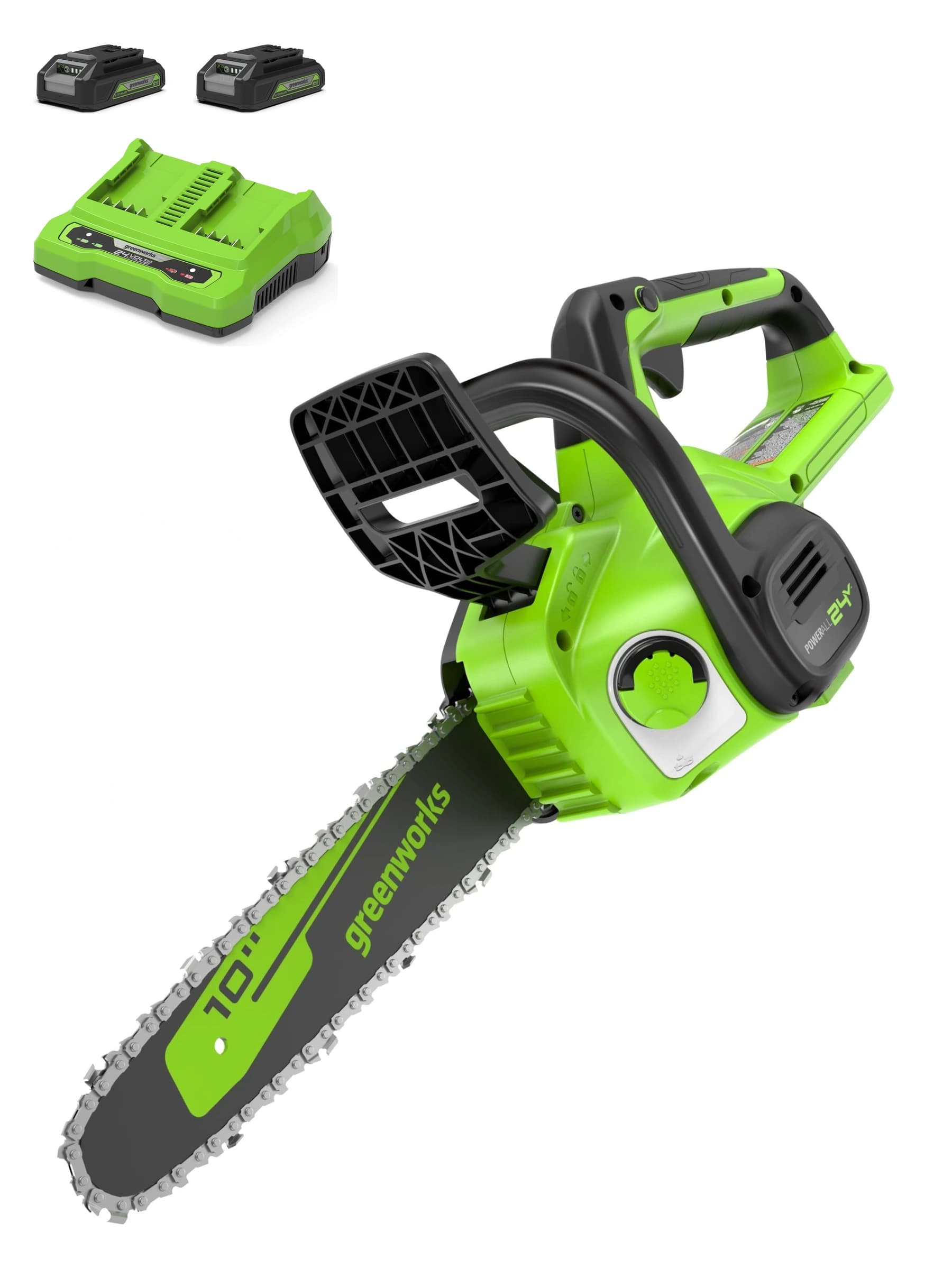 מסור שרשרת 25 ס״מ 24 וולט נטען, Greenworks CS24B00: המסור באלכסון עם שתי סוללות 2 אמפר ומטען כפול בפינה העליונה, על רקע לבן