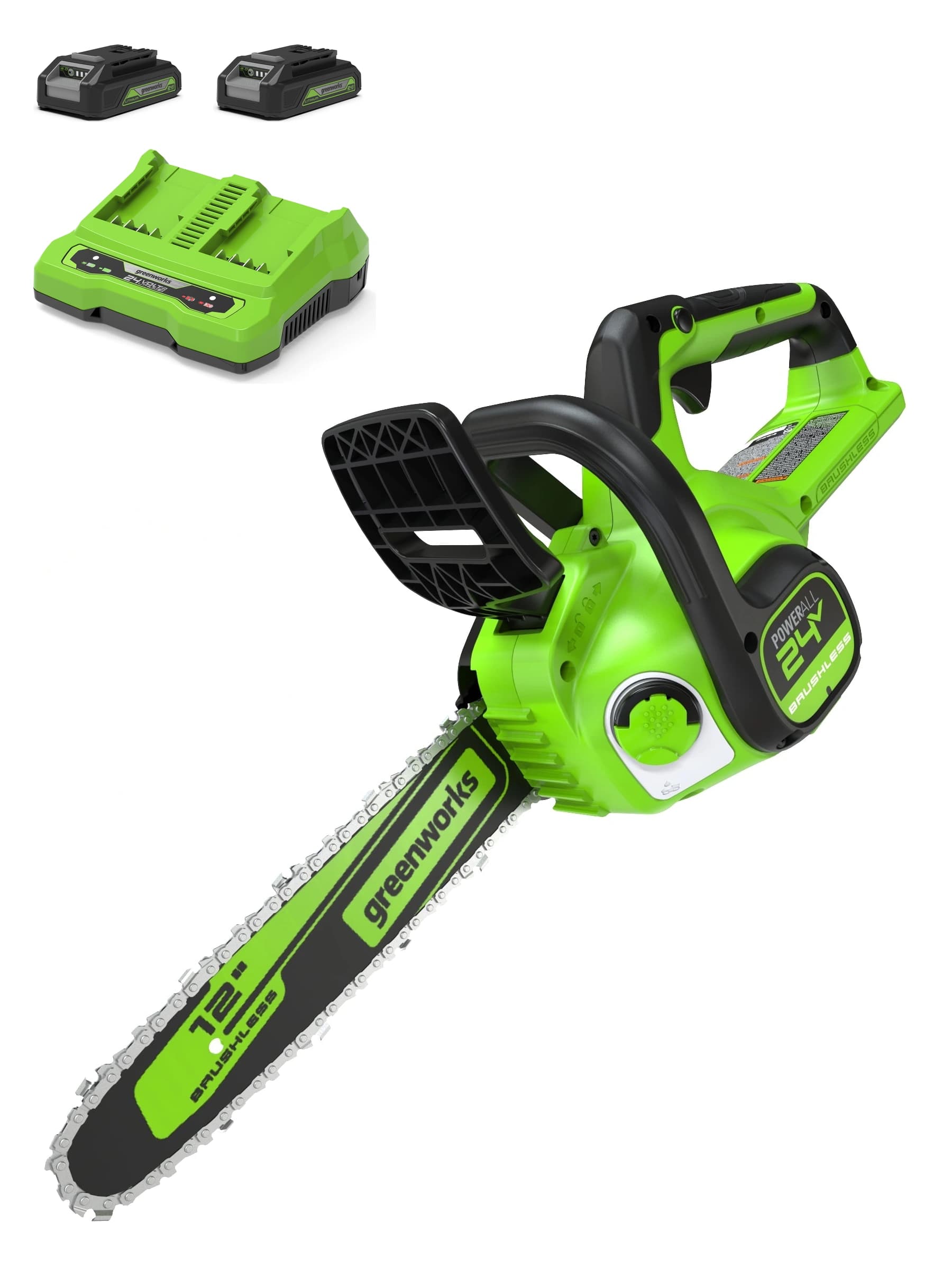 מסור שרשרת 30 ס״מ 24 וולט נטען, Greenworks CS24L00: המסור באלכסון עם מטען כפול ושתי סוללות 2 אמפר מעליו, על רקע לבן