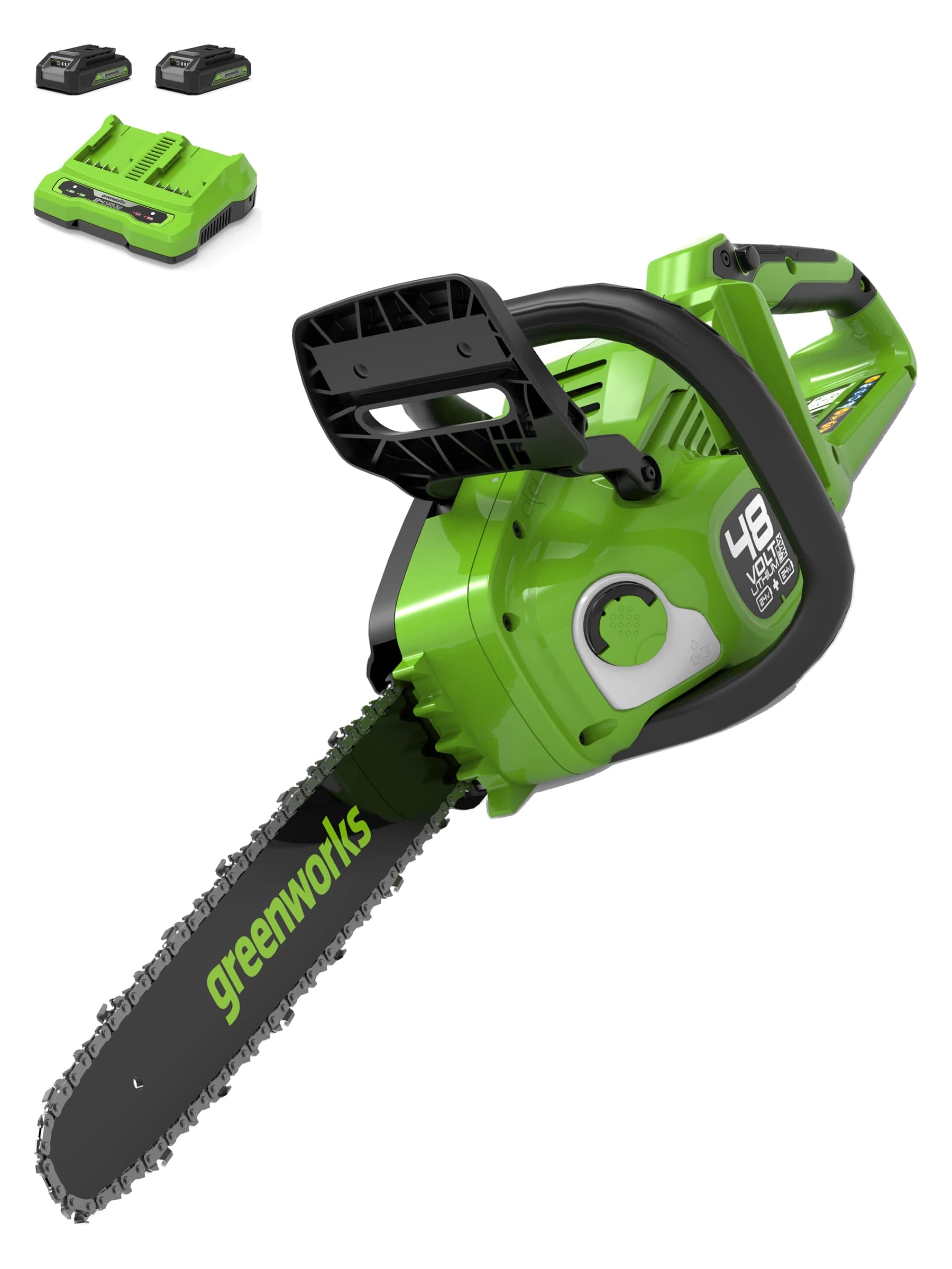 מסור שרשרת 36 ס״מ 48 וולט נטען, Greenworks CS48L4410: המסור באלכסון עם מטען כפול ושתי סוללות 2 אמפר מעליו, על רקע לבן