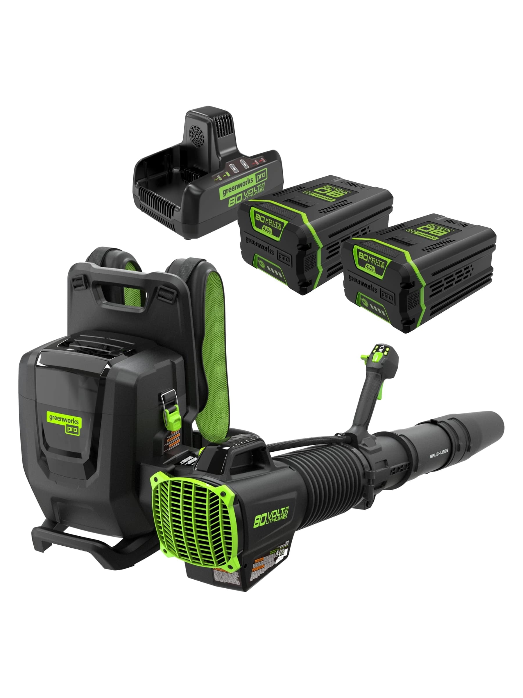 מפוח גב 80 וולט נטען, Greenworks BLB492: המפוח עם שתי סוללות 4 אמפר ומטען כפול מעליו, על רקע לבן