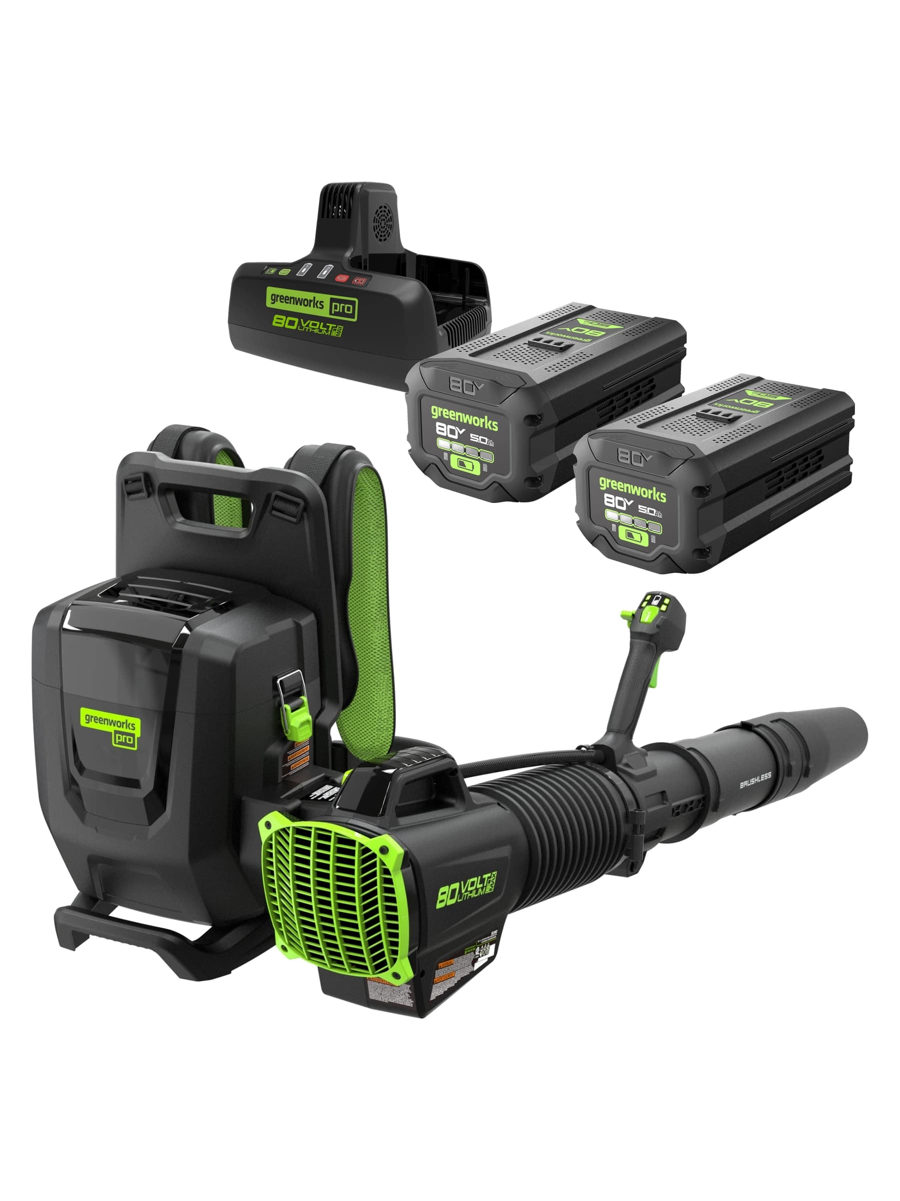 מפוח גב 80 וולט נטען, Greenworks BLB492: המפוח עם שתי סוללות 5 אמפר ומטען כפול מעליו, על רקע לבן