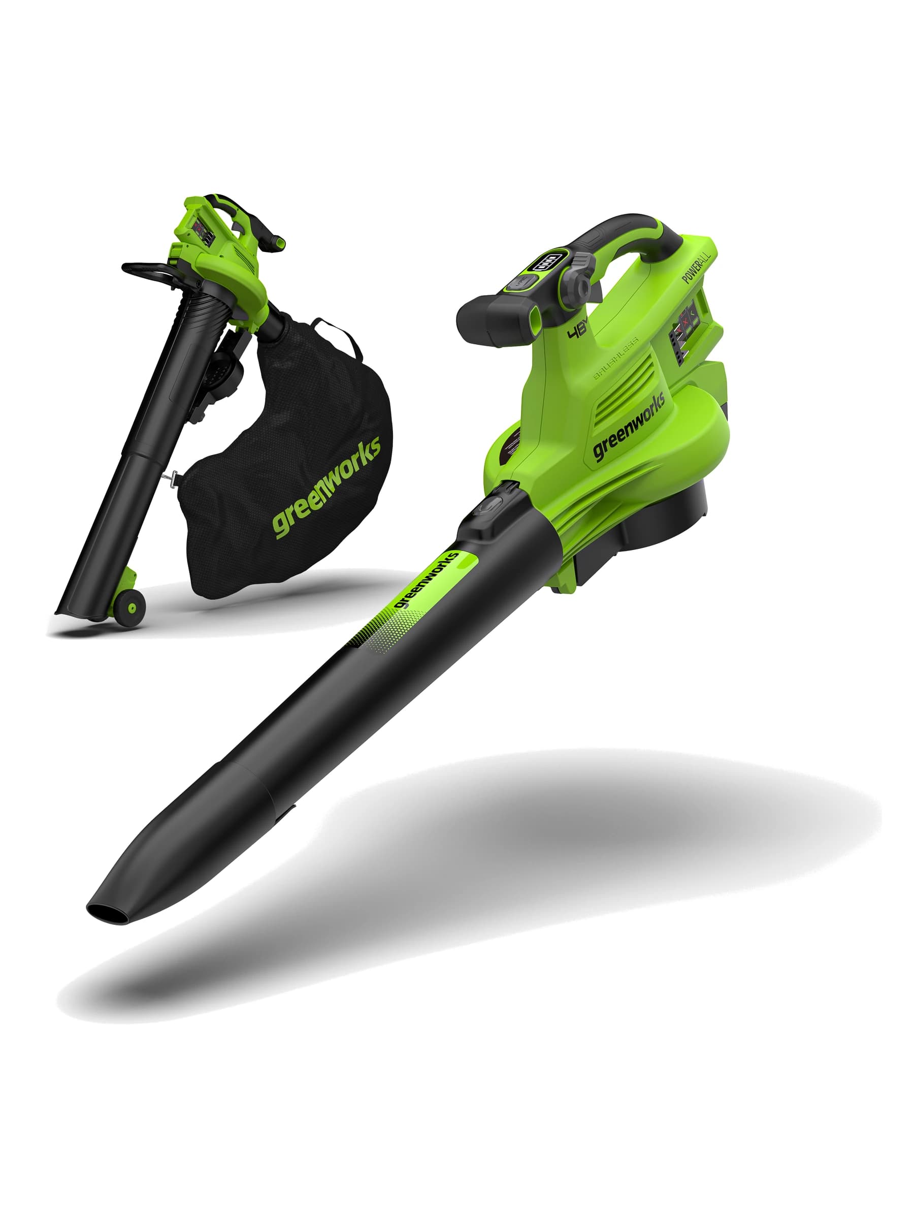 מפוח עלים 48 וולט נטען דור 2, Greenworks 2409207: במצב מפוח, ומאחוריו במצב שואב עם שק האיסוף, על רקע לבן