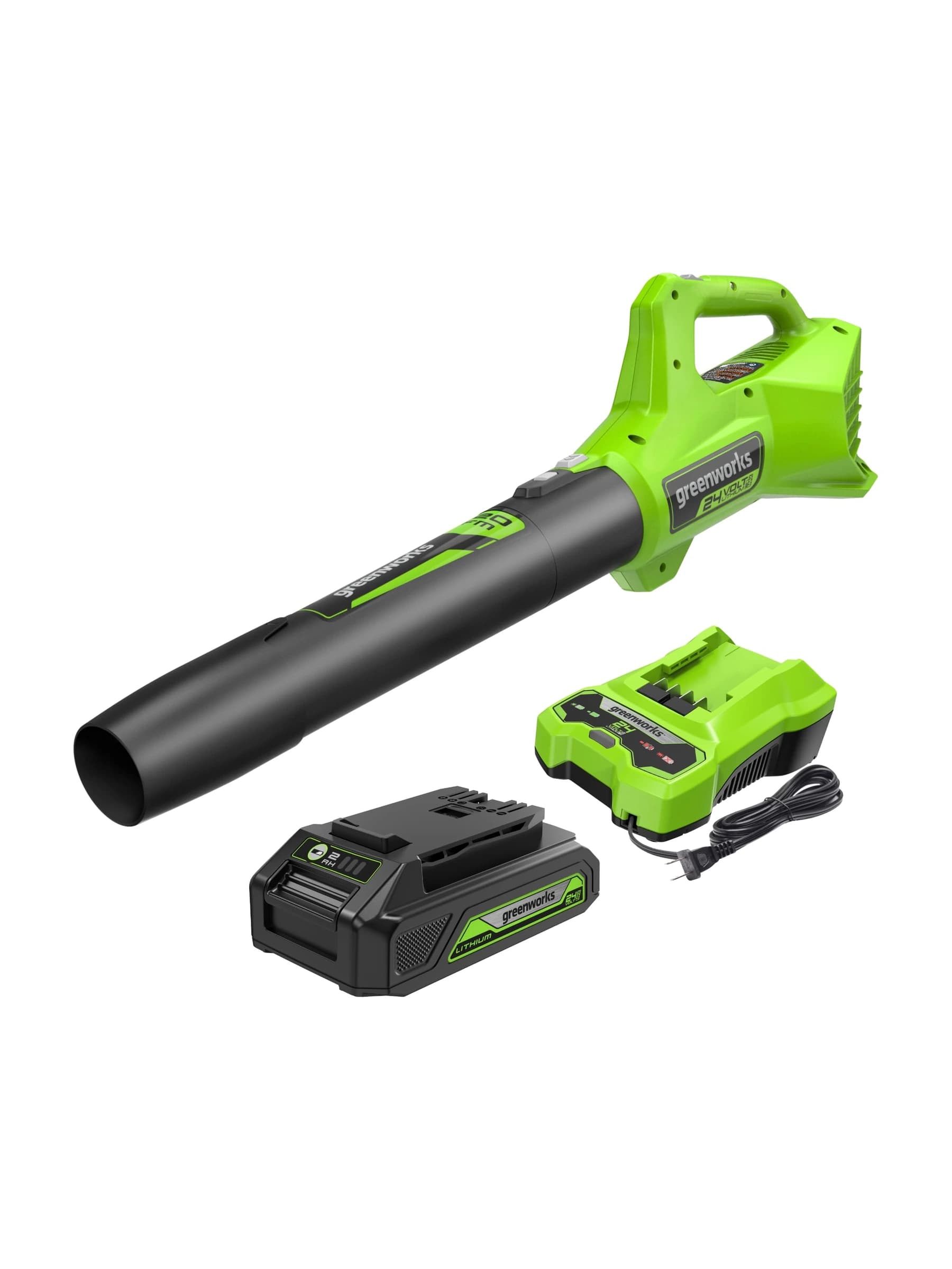 מפוח עלים 24 וולט נטען, Greenworks BA24B210: המפוח עם סוללת 2 אמפר ומטען מתחתיו, על רקע לבן