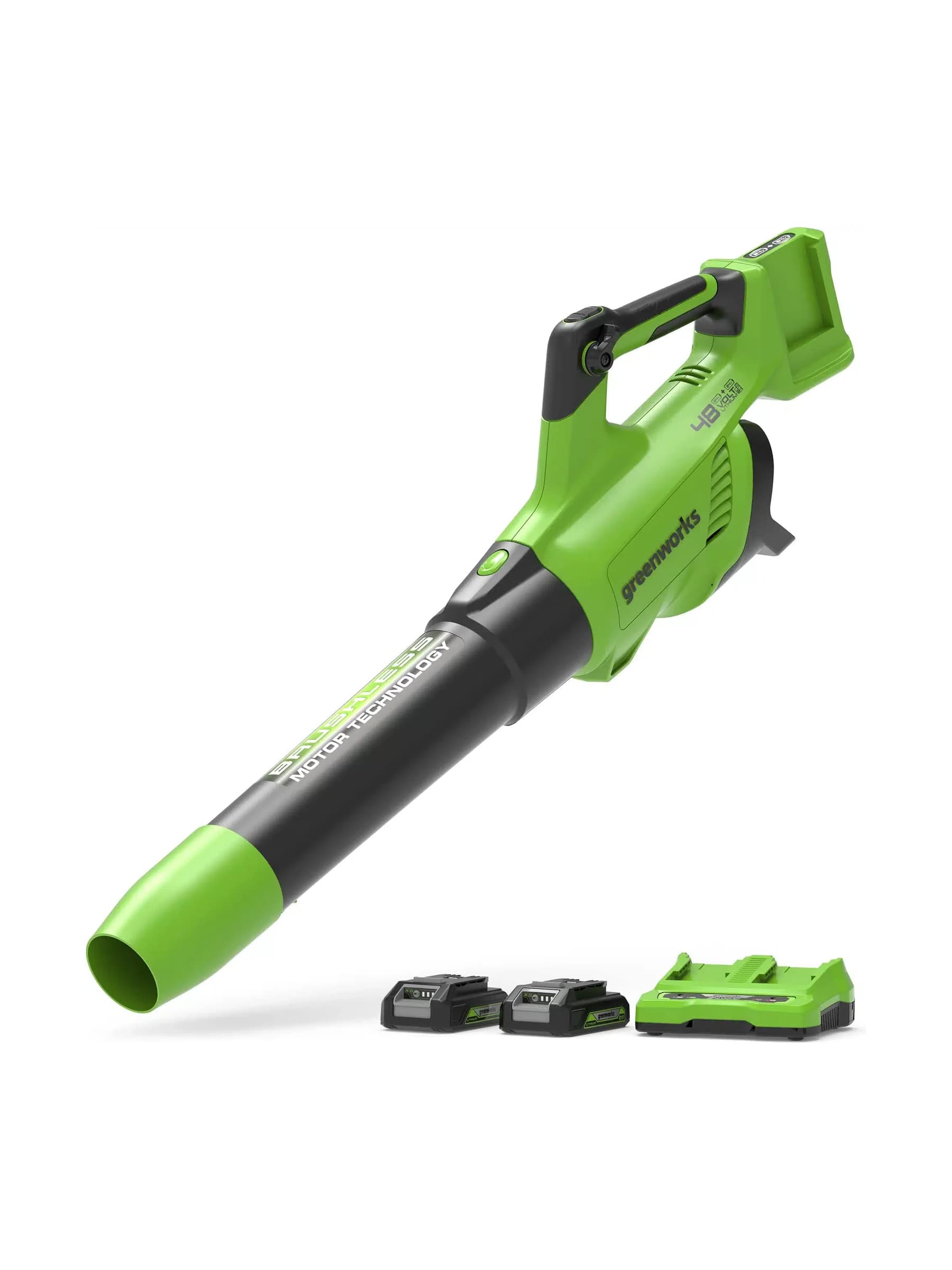 מפוח עלים 48 וולט נטען, Greenworks GD24X2AB: המפוח עם שתי סוללות 2 אמפר ומטען כפול לצידו, על רקע לבן