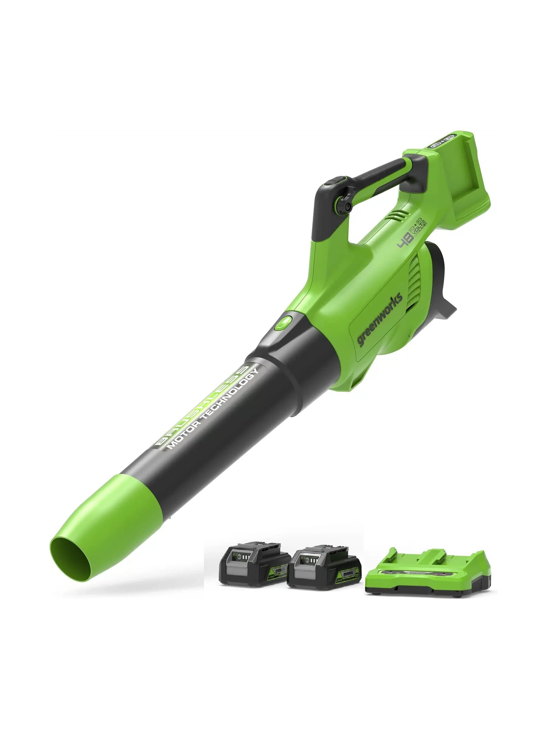 מפוח עלים 48 וולט נטען, Greenworks GD24X2AB: המפוח עם שתי סוללות 4 אמפר ומטען כפול לצידו, על רקע לבן