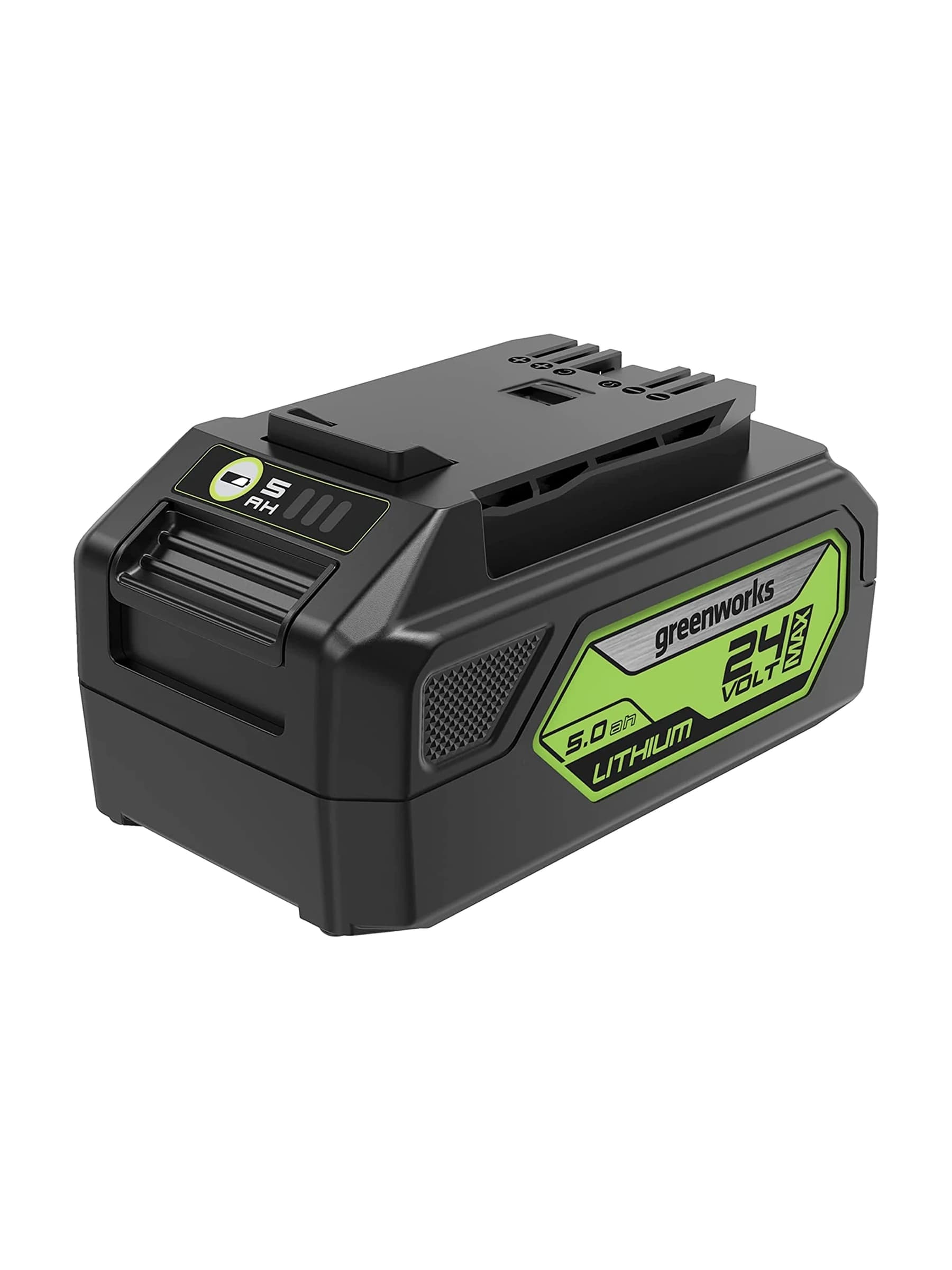 סוללה 5 אמפר 24 וולט נטענת עם מחוון טעינה, Greenworks BAG710: הסוללה במבט אלכסוני מלפנים, עם מחוון הטעינה והתווית 24 וולט 5 אמפר שעה, על רקע לבן