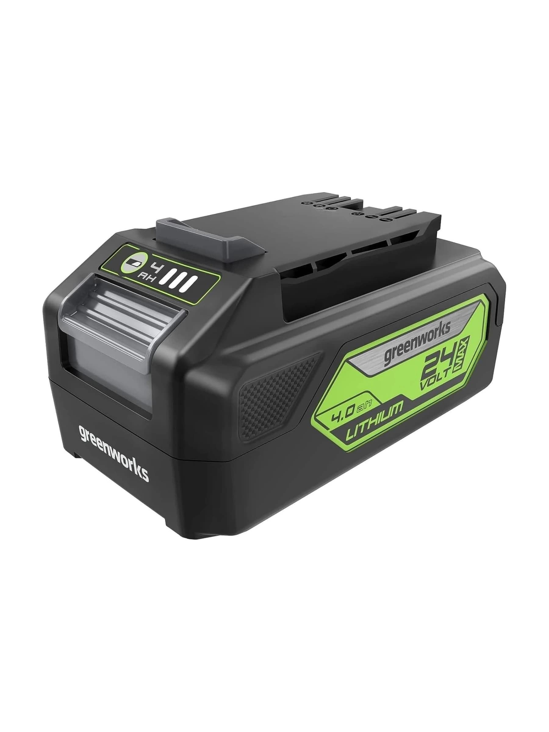סוללה 4 אמפר 24 וולט נטענת, Greenworks G24B4: הסוללה במבט אלכסוני מלפנים עם התווית 24 וולט 4 אמפר שעה, על רקע לבן