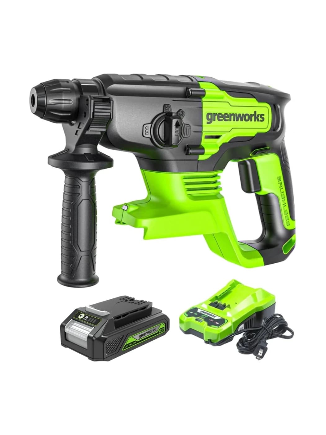 פטישון 24 וולט נטען, Greenworks 3806802: הפטישון עם ידית העזר, סוללת 2 אמפר ומטען מתחתיו, על רקע לבן